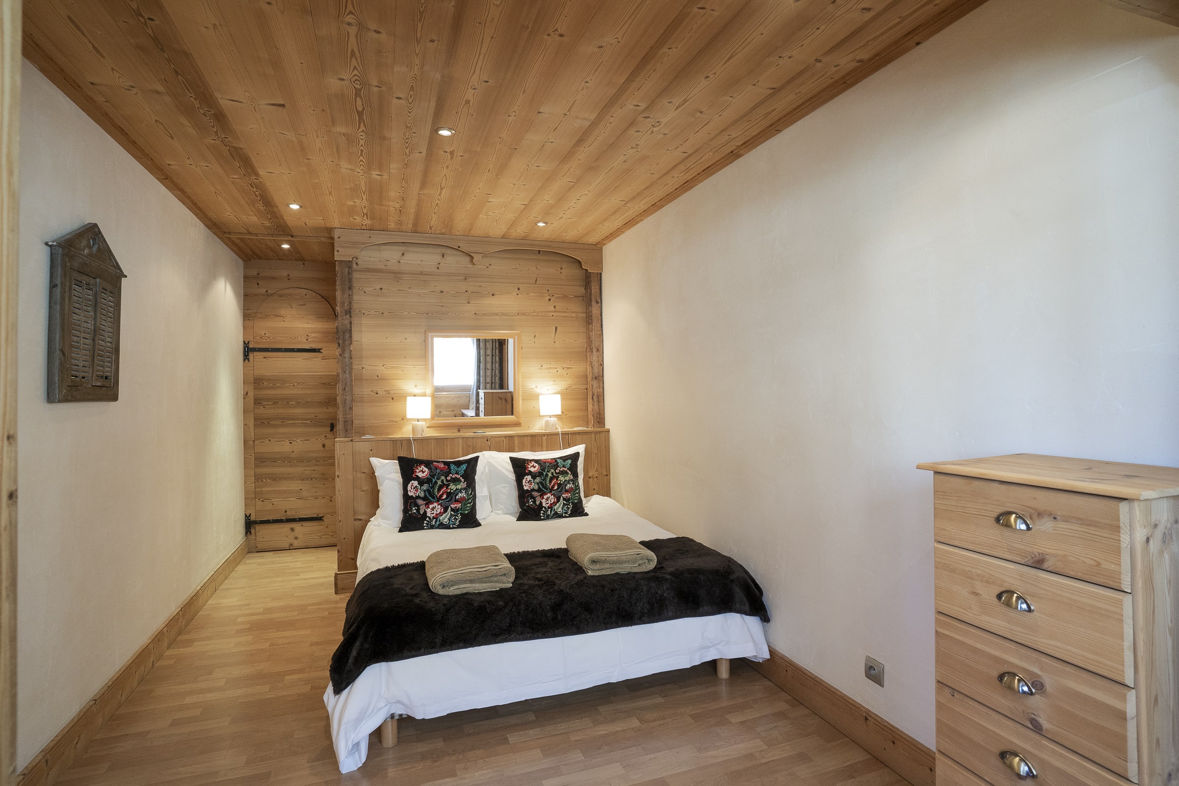 chalet-refuge-meribel-bedroom-min-313495