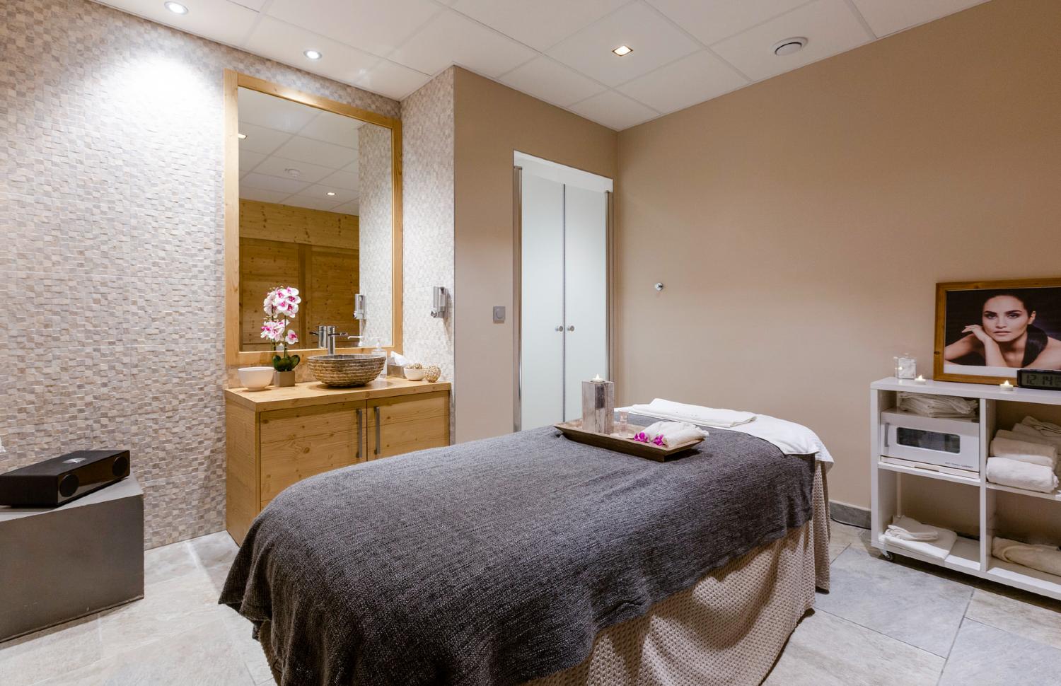 club-le-coeur-des-loges-les-menuires-massage-room-461472
