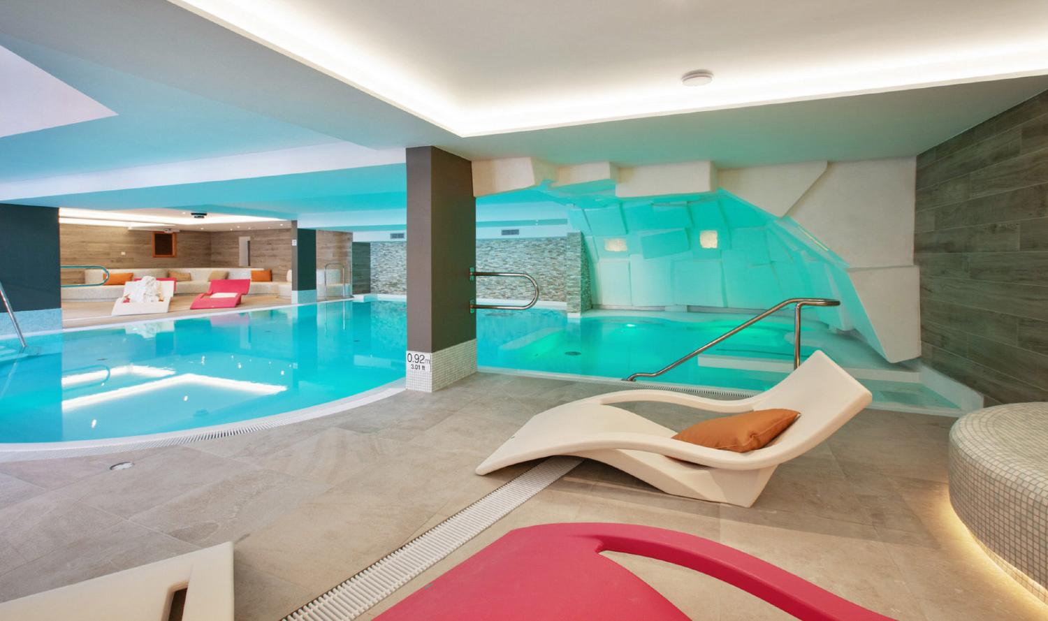 communal-swimming-pool-hevana-1038640