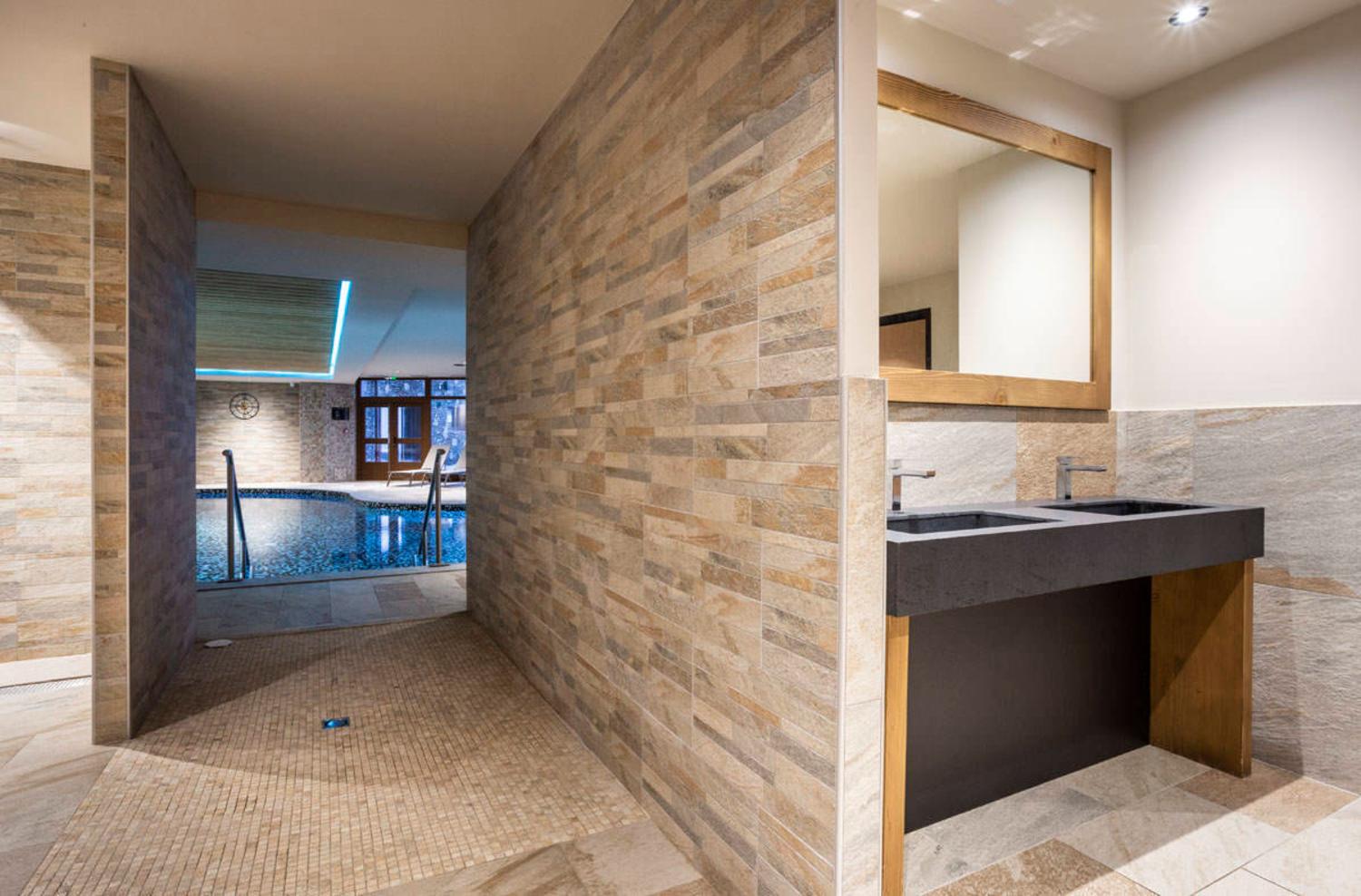 daria-i-nor-alpe-dhuez-swimming-pool-2-360-1449373