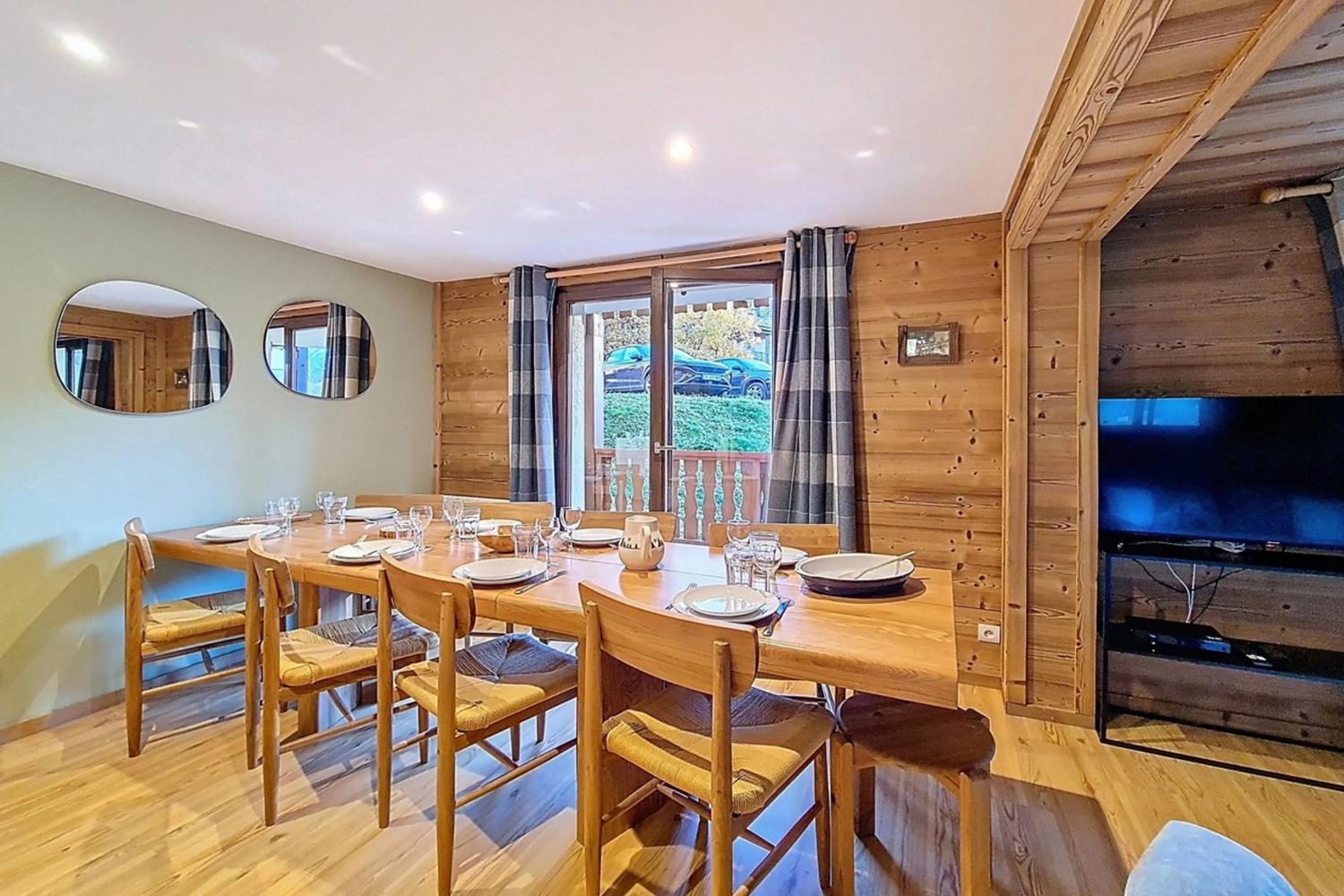 dining-area-spacious-5-bedroom-10-person-apartment-near-the-slopes-in-saint-martin-de-belleville-2-1460636