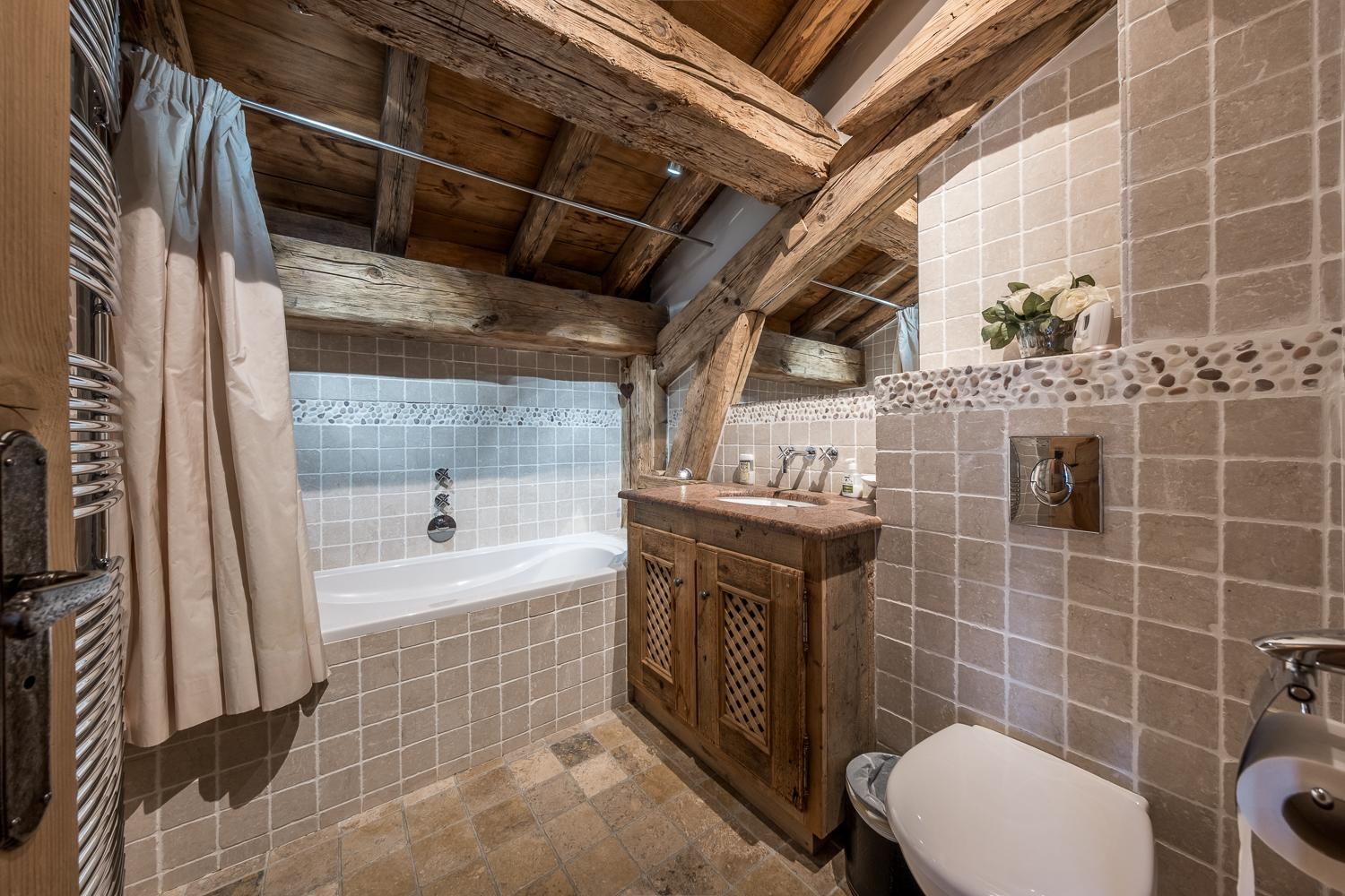 e3739ee5-cc31-4321-ad80-22f0533f6a6a-1451474