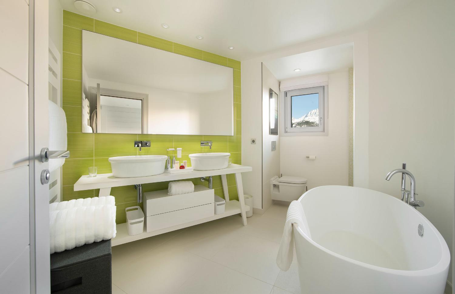 e3d59468-7a08-4ae2-9877-fa4c912ea69f-1451746