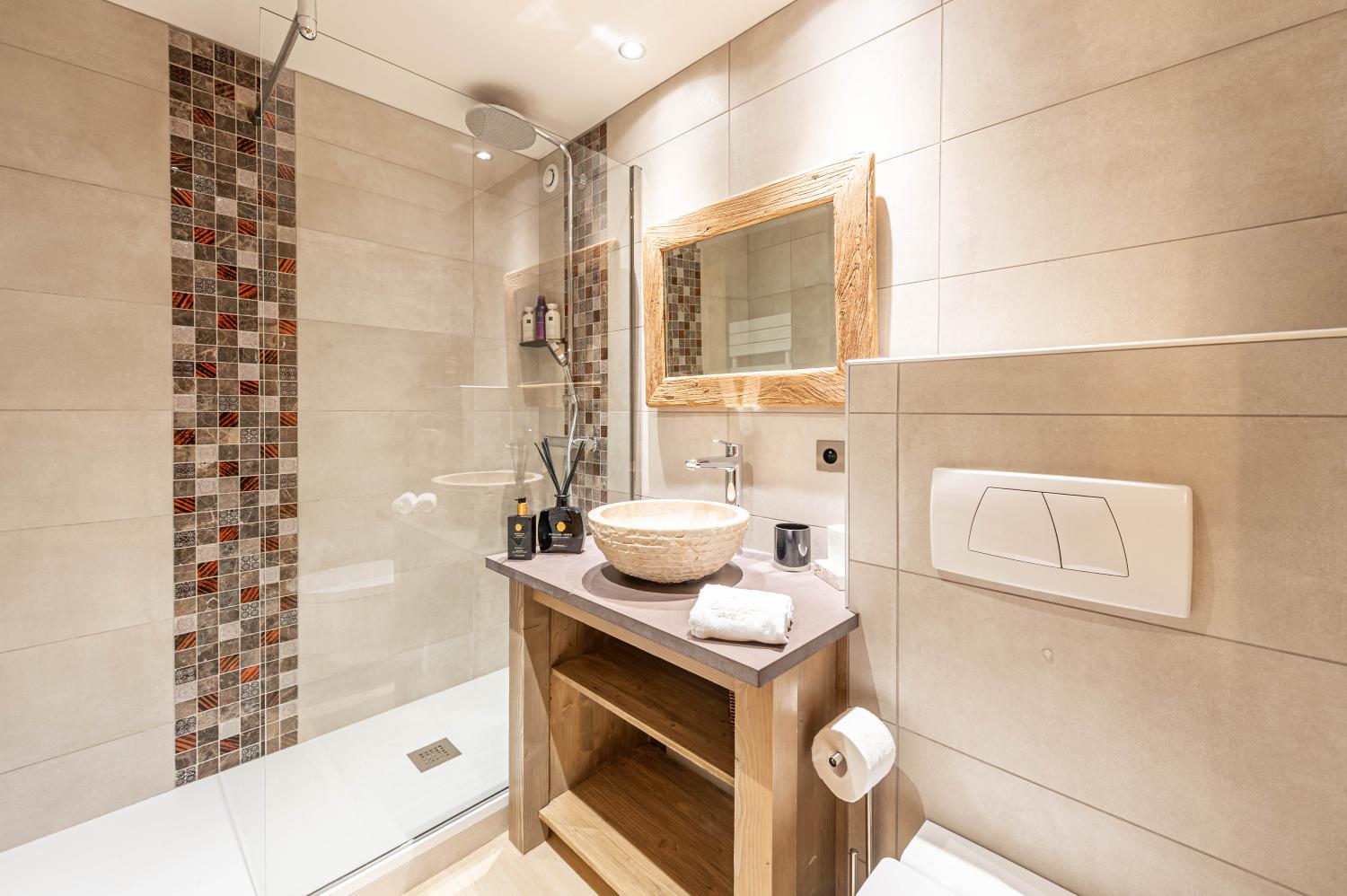 e8072450-f146-427d-aa79-df3578046a3d-1451664