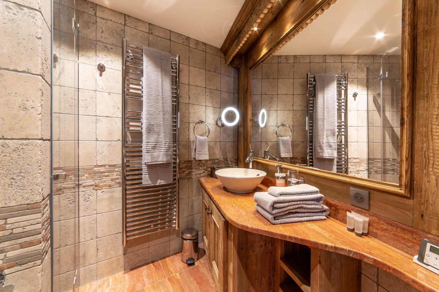 ed36aa46-b8d3-4e61-927f-87c40e754786-1451445