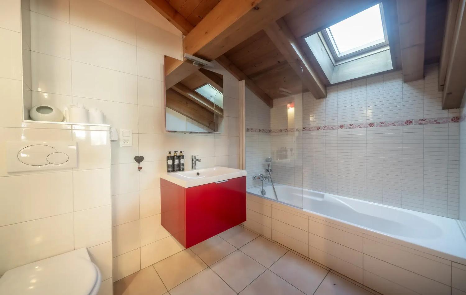 elevation-alps-chalet-sunnyside-bathroom-attached-to-bedroom-2-1465915
