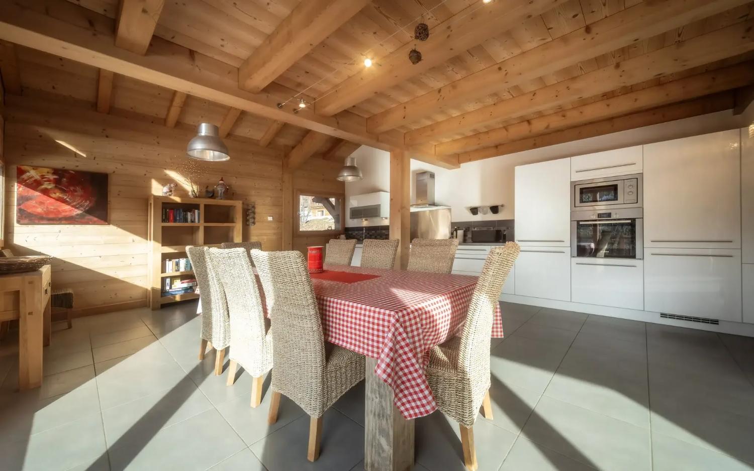 elevation-alps-chalet-sunnyside-dining-and-kitchen-area-1465923