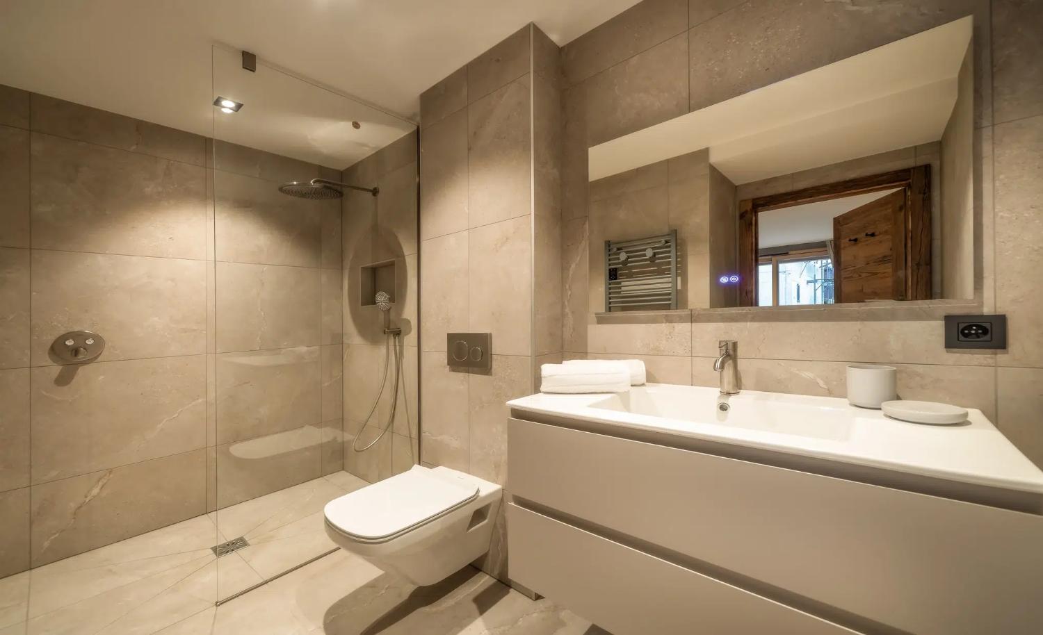 elevation-alps-snow-star-lodge-bedroom-3-enuite-shower-room-1462372