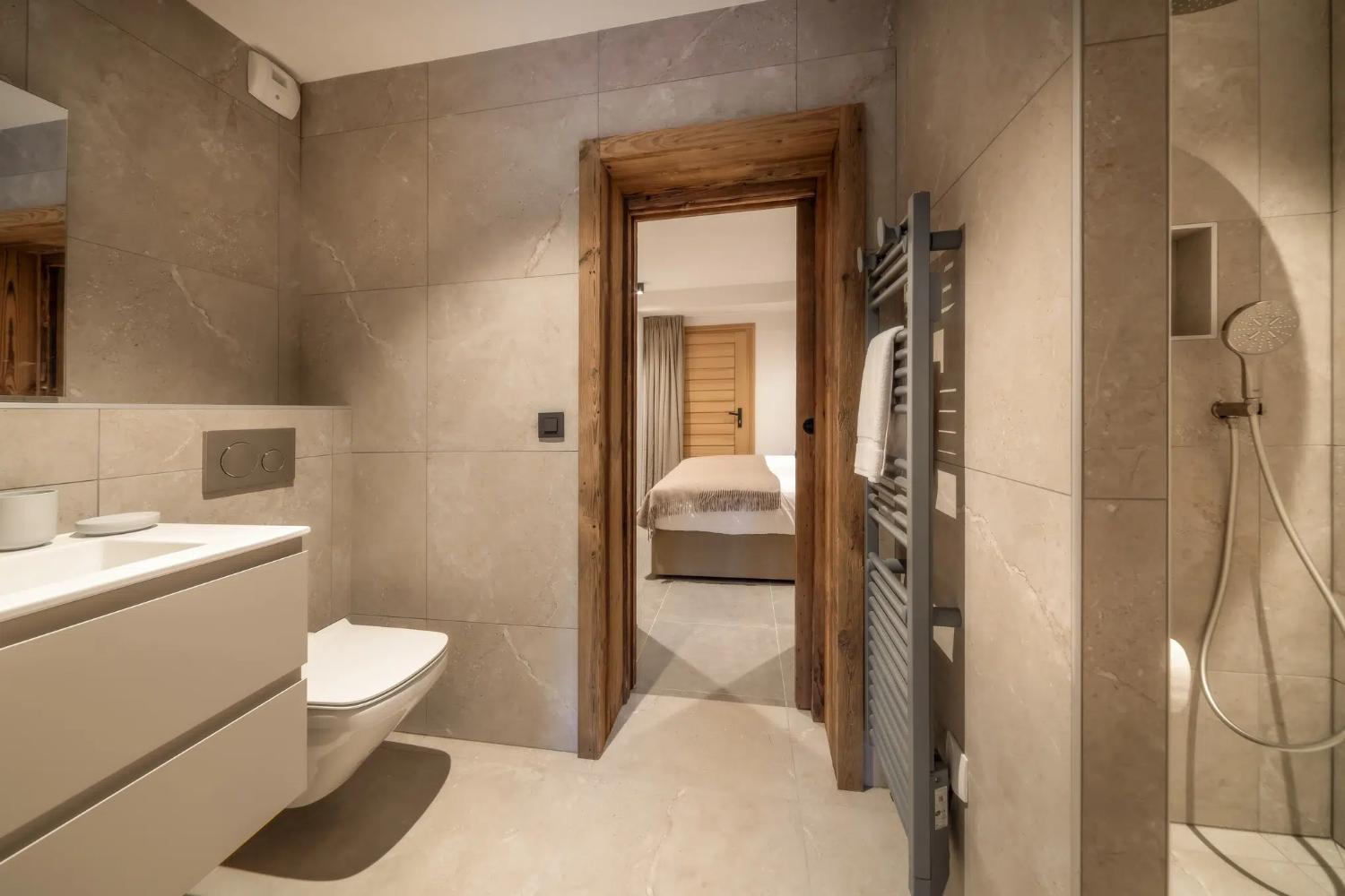 elevation-alps-snow-star-lodge-jack-and-jill-shower-room-to-bedroom-1-6-1462380