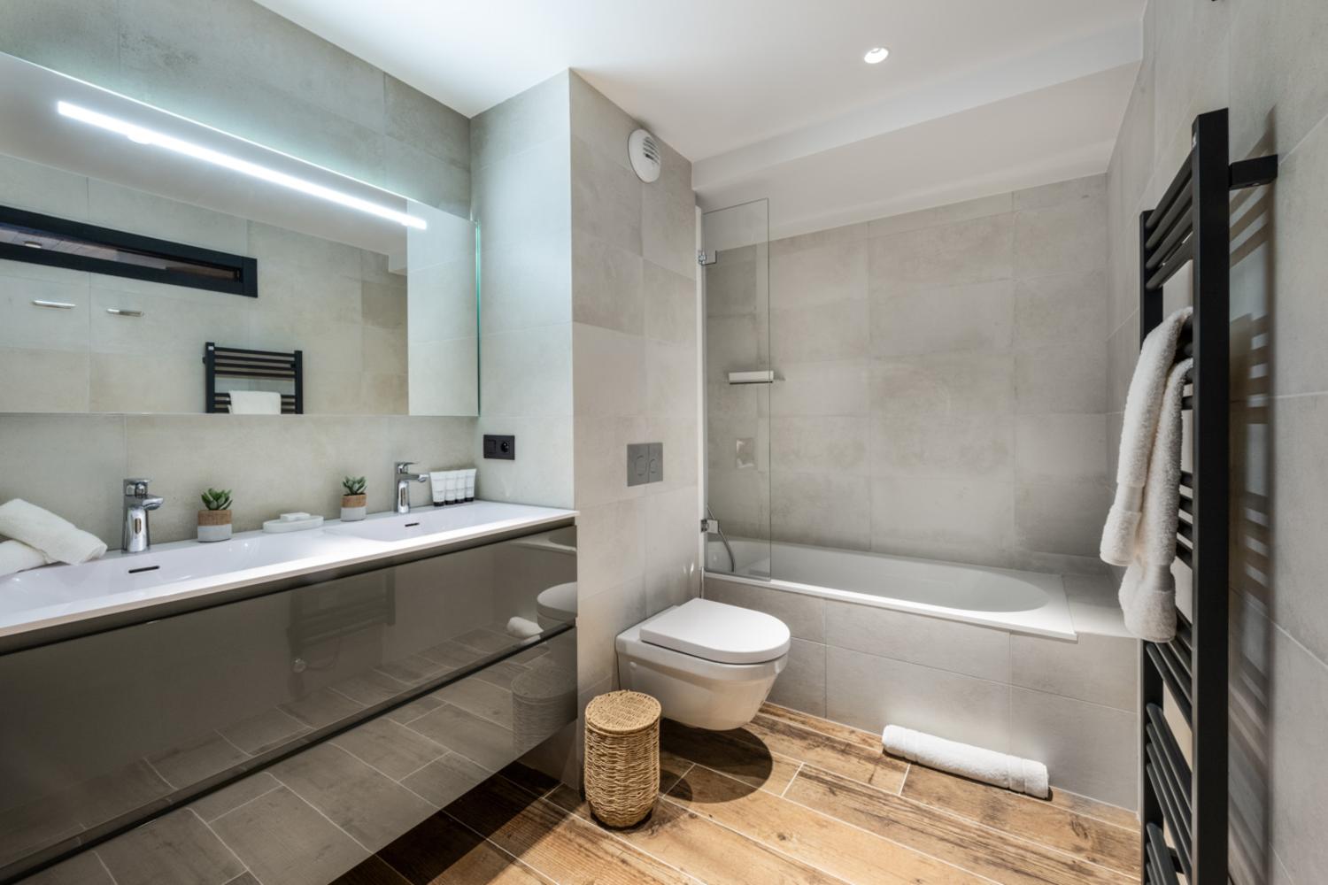 falcon-meribel-philippe-gal-f12-097-753405