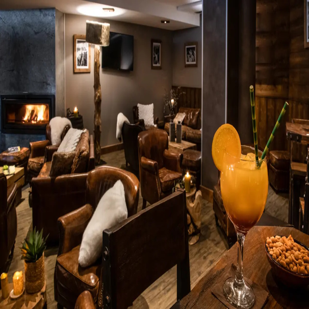 hotel-ski-lodge-val-d-isere-bar-w1200-1460936