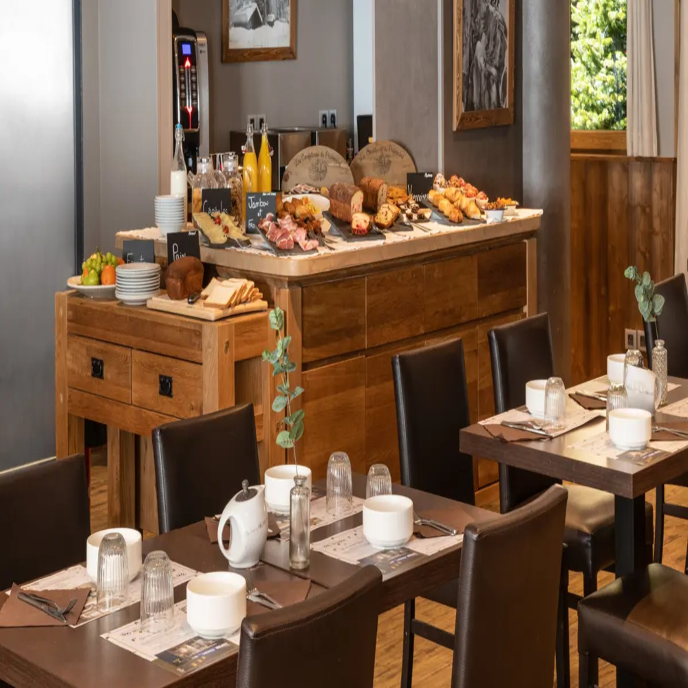 hotel-ski-lodge-val-d-isere-breakfast-restaurant-and-breakfast-buffet-w1200-1460941