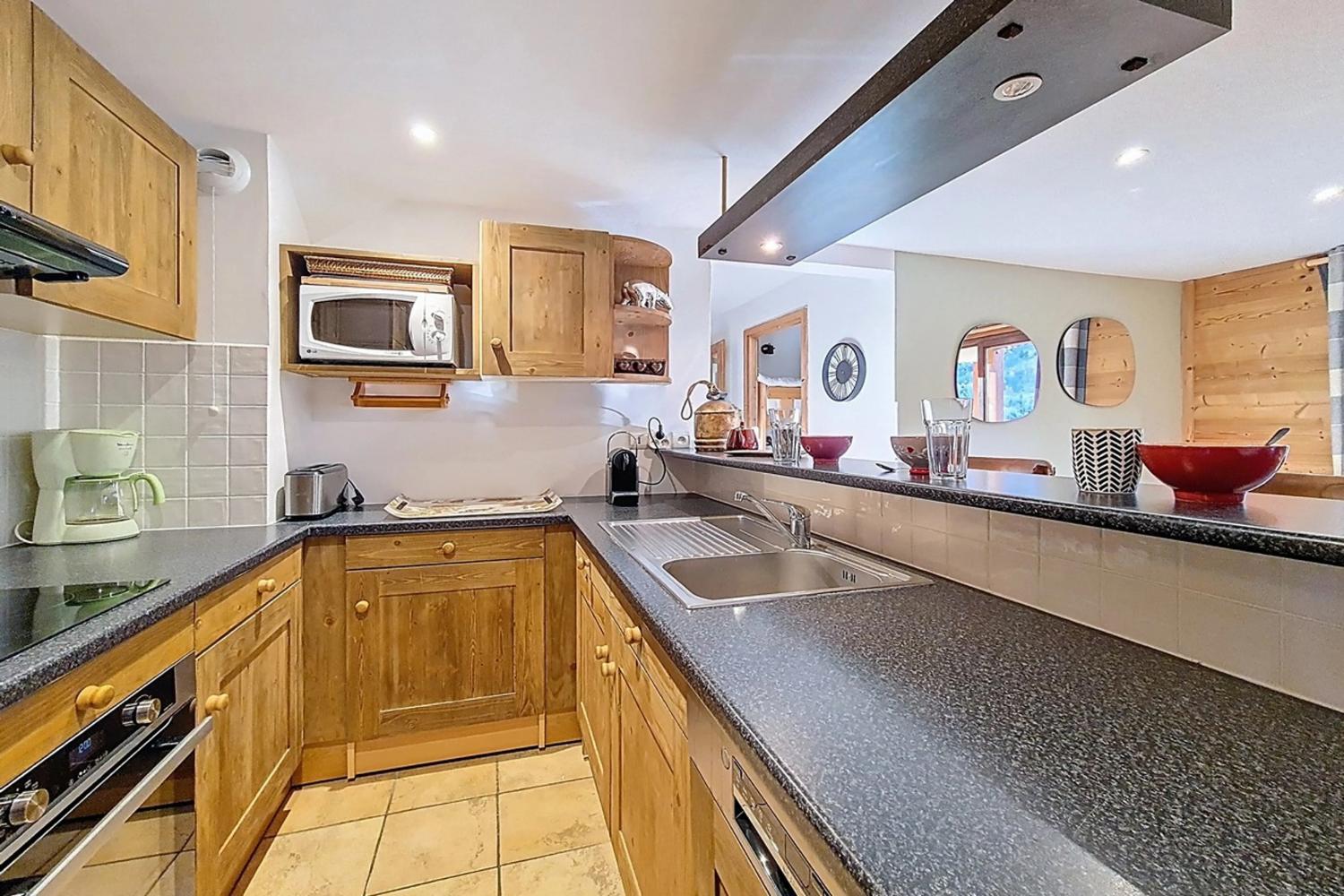 kitchen-spacious-5-bedroom-10-person-apartment-near-the-slopes-in-saint-martin-de-belleville-1460639