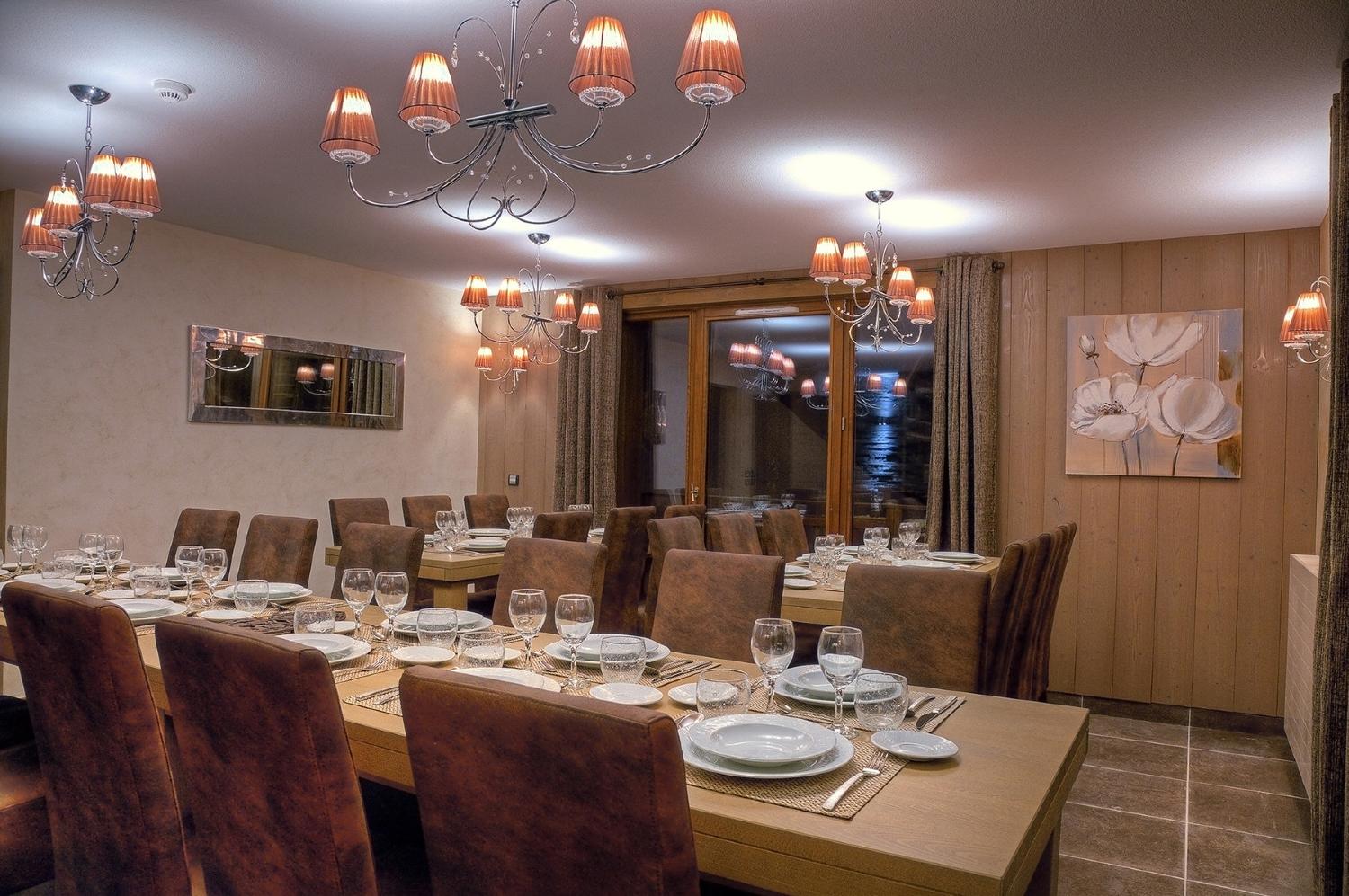 les-balcons-platinum-val-thorens-12-14-bed-dining-area-306316