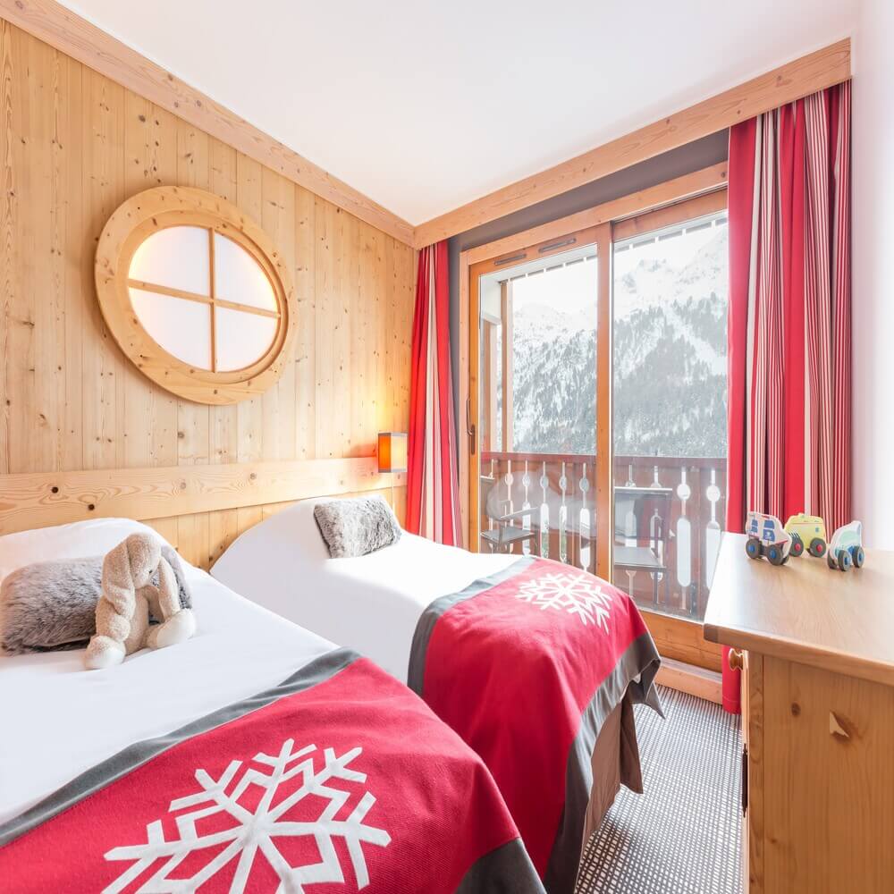 lescrets-m-ribel-bedroom-1460789