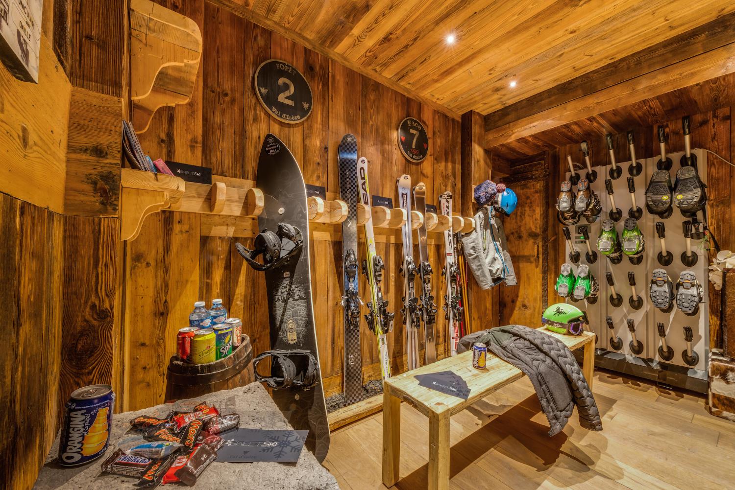 lhotse-ski-room-1-1466123