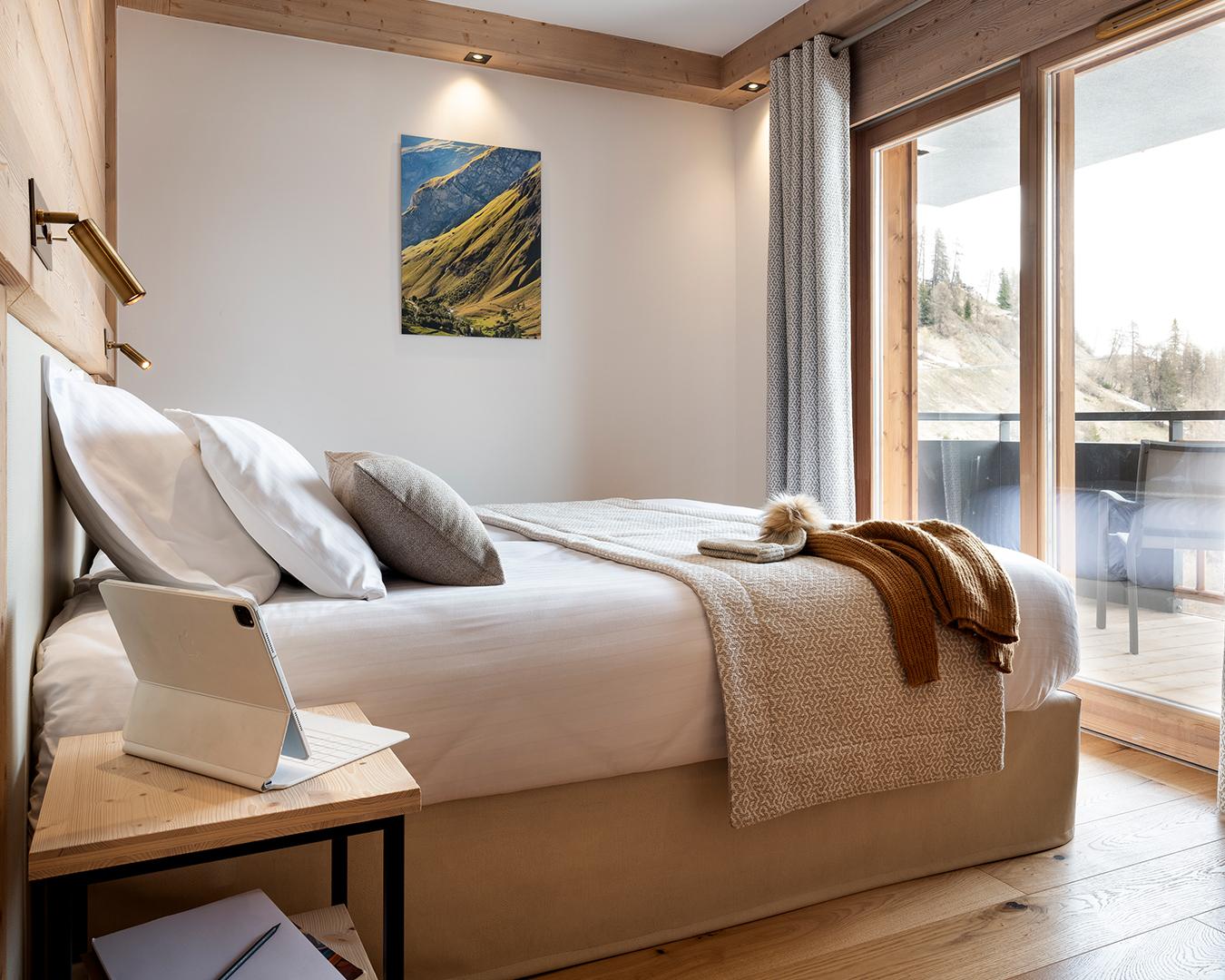manaka-la-plagne-4p8prest-bedroom-with-balcony-776082