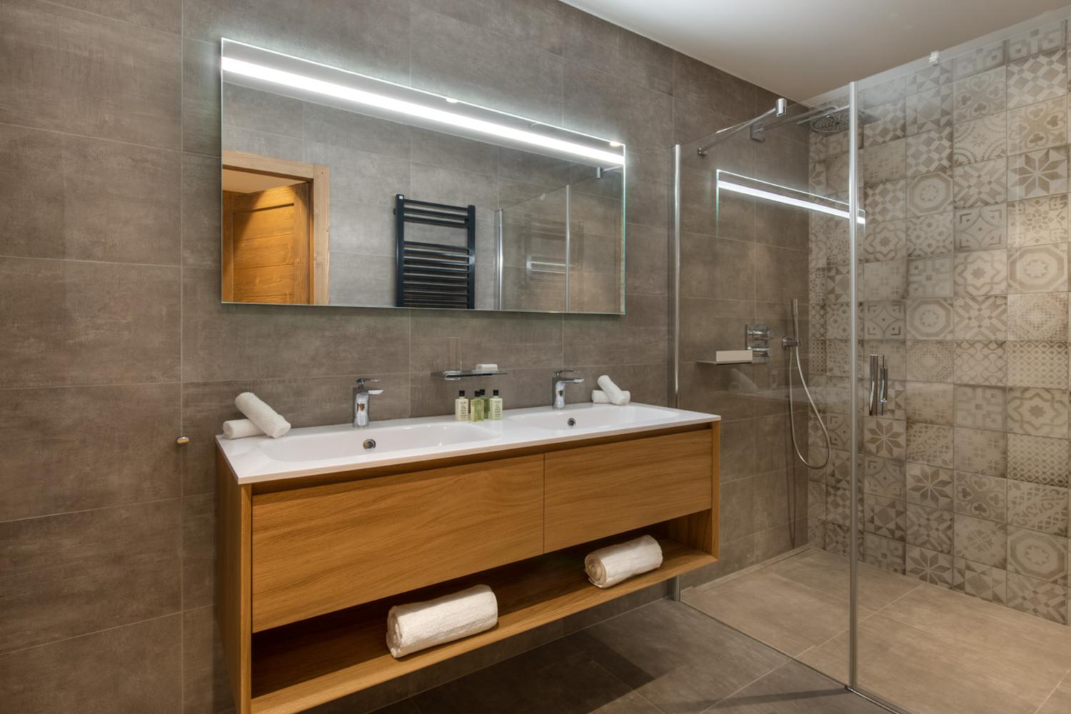 manali-lodge-yangra-dec19-02-768643