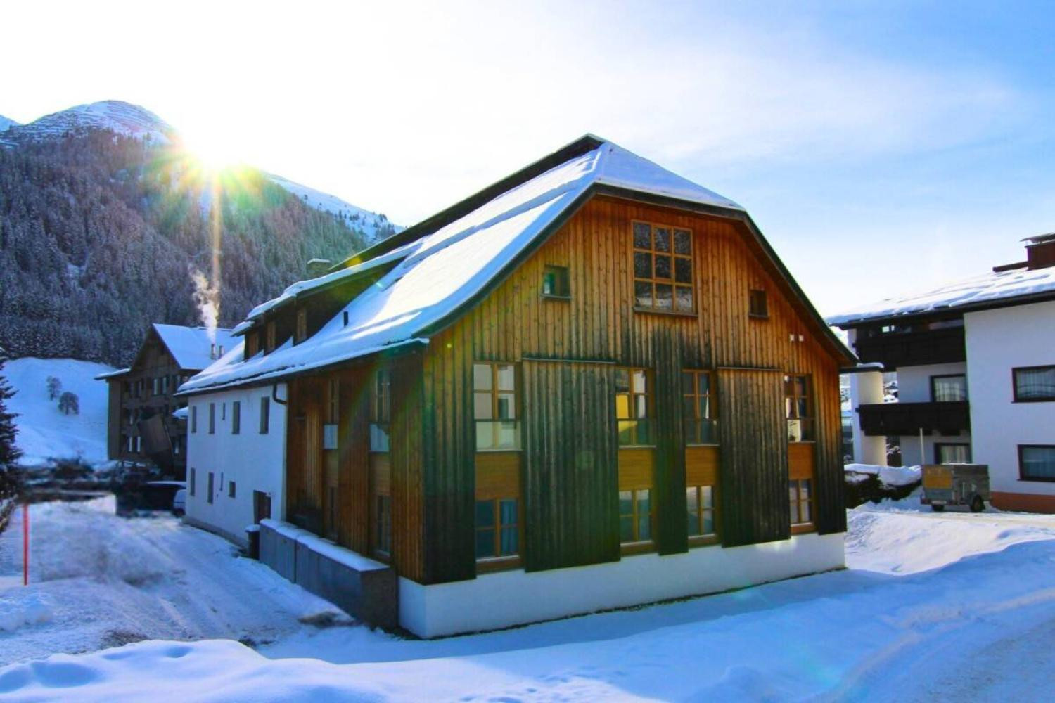 01-scalewidthwzeymdbd-catered-chalet-levett-sankt-anton-voorzijde-2-1467115