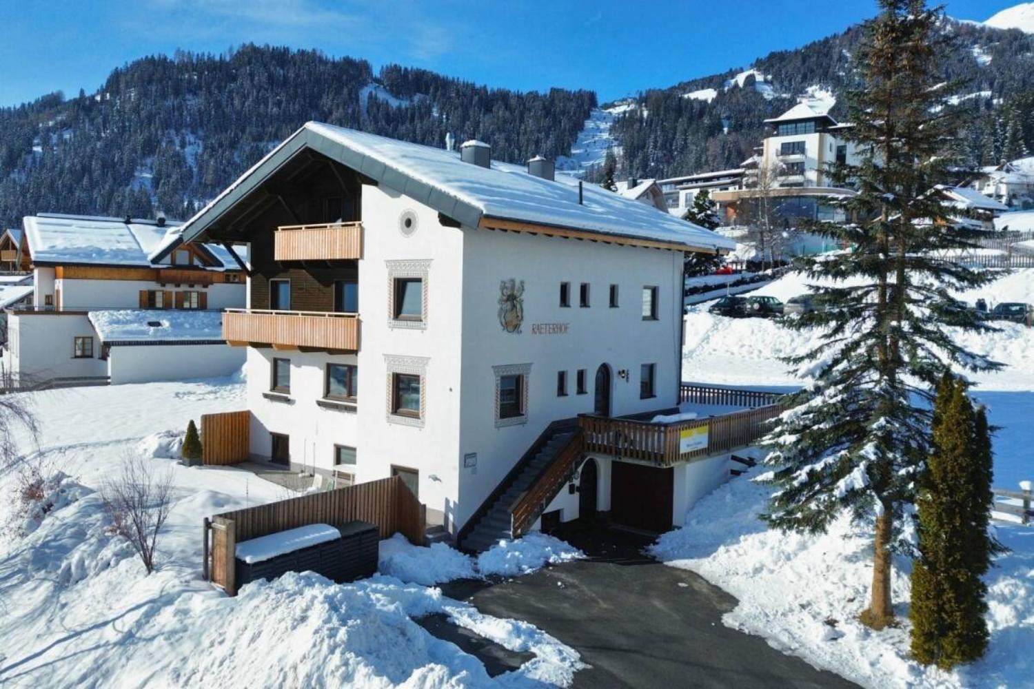 02-scalewidthwzeymdbd-catered-chalet-raeterhof-fiss-parkeerplaats-1467154