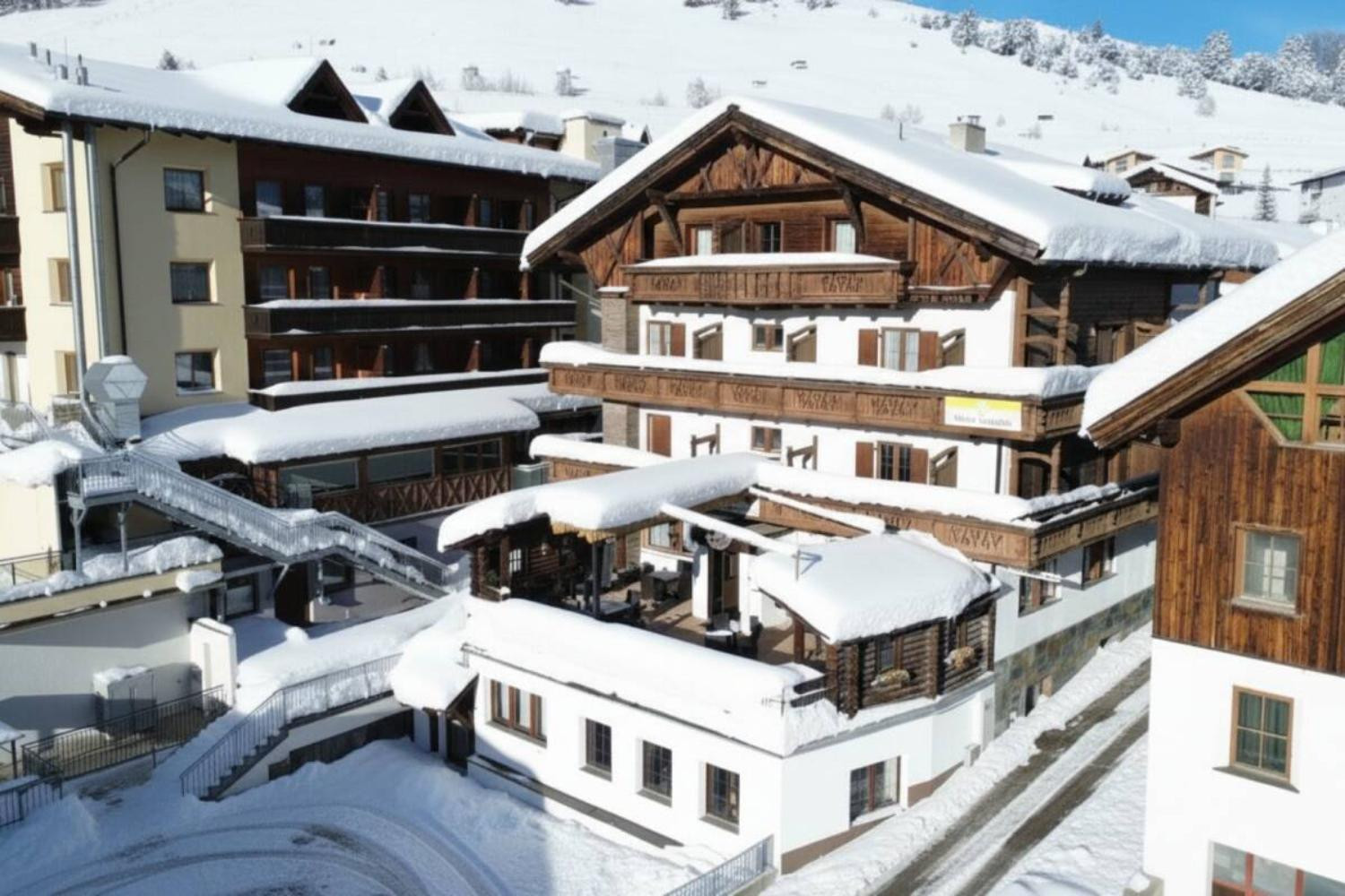 02-scalewidthwzeymdbd-catered-chalet-tirolerhof-serfaus-aanzicht-1467257