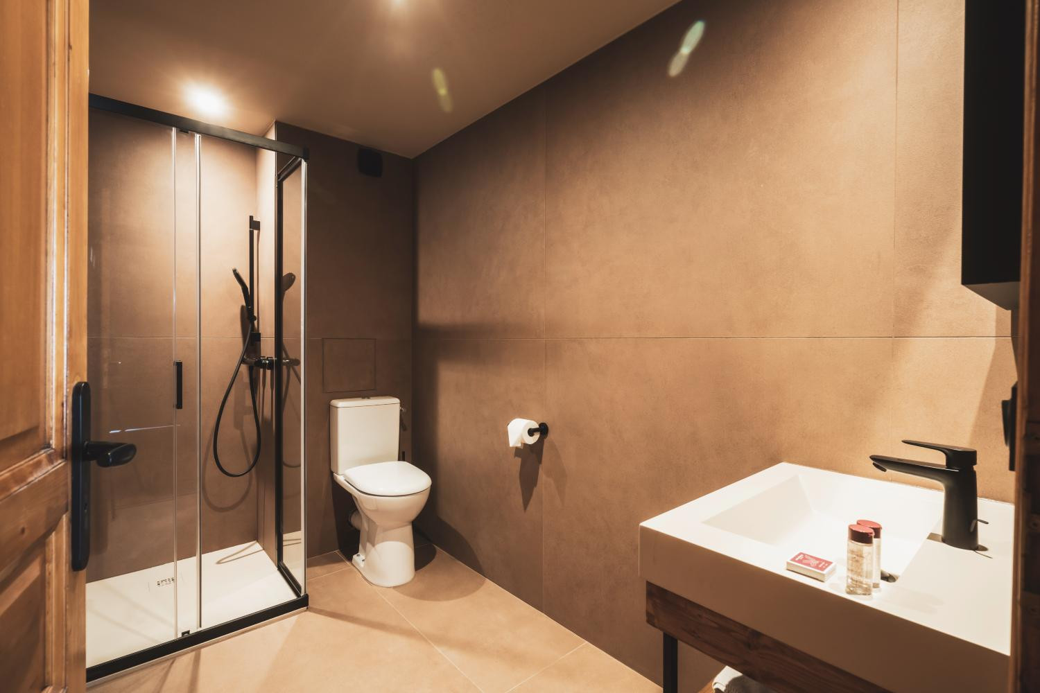 04-montagnettes-residence-sapiniere-menuires-3p6c-sallededouche-01-cande-2026-1450697