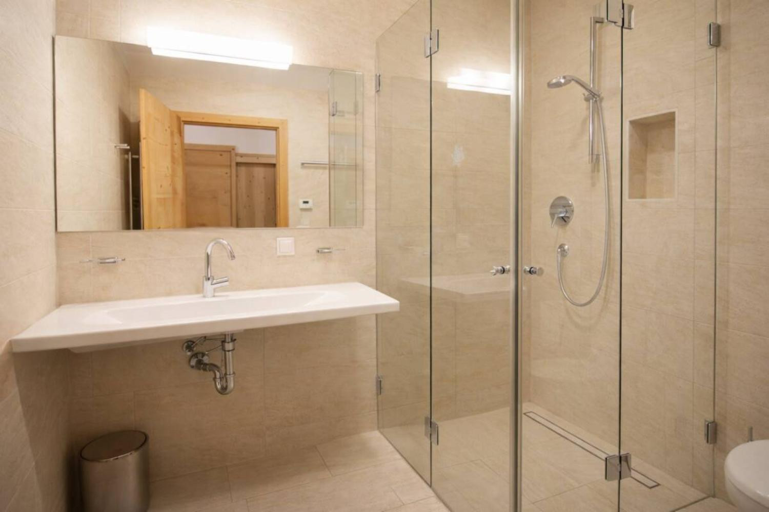 05-scalewidthwzeymdbd-catered-chalet-cirrus-sankt-anton-badkamer-1466865
