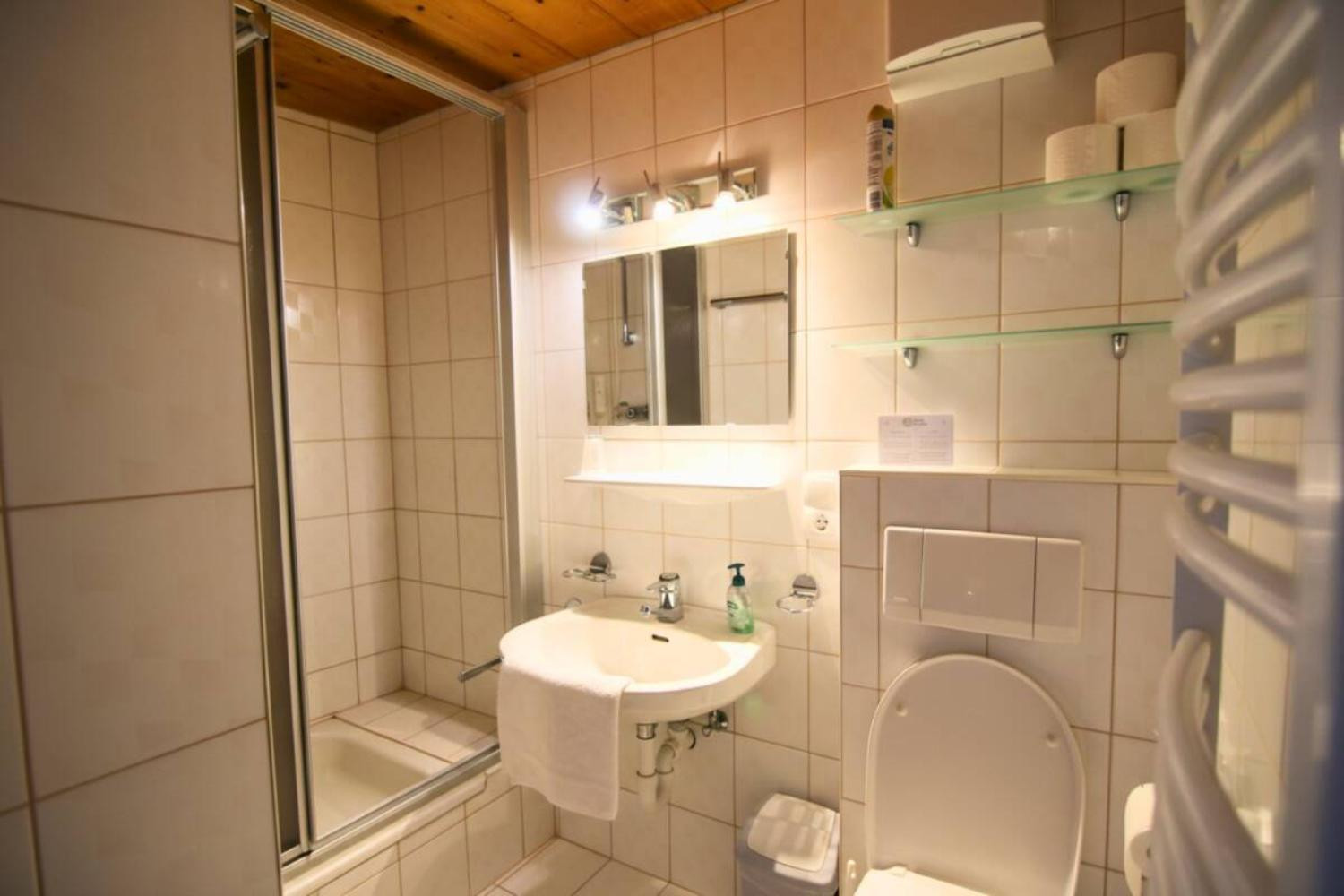 05-scalewidthwzeymdbd-catered-chalet-hans-sankt-anton-badkamer-drie-personen-1467028
