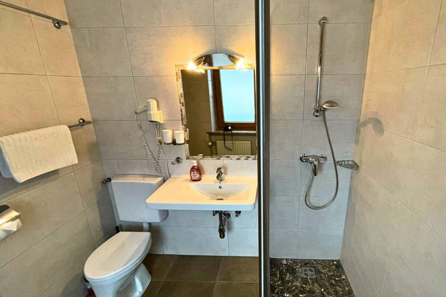 06-catered-chalet-silian-hinterglemm-tweepersoonsbadkamer-scalewidthwzeymdbd-1467204