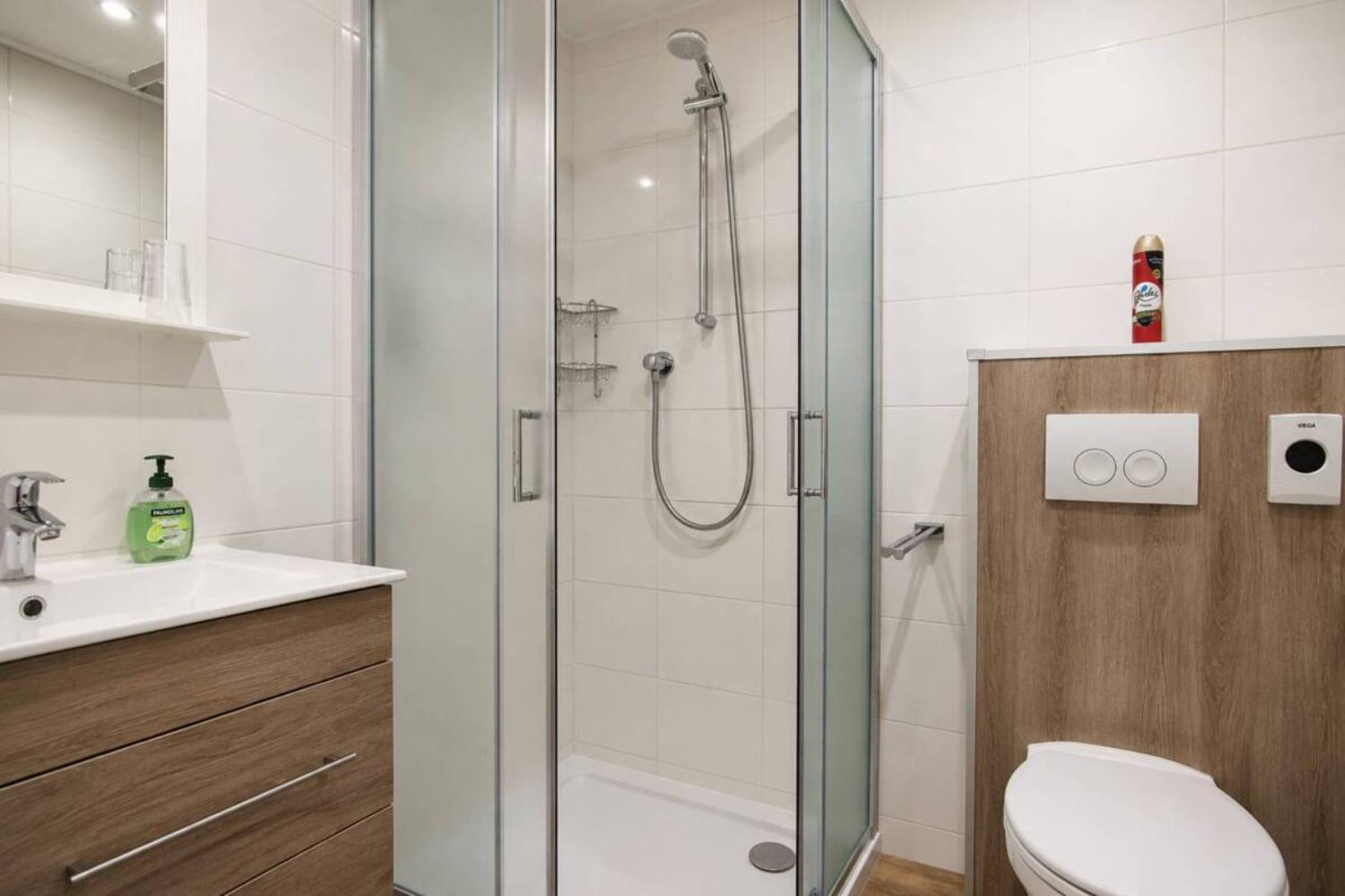 07-scalewidthwzeymdbd-catered-chalets-saalbach-hinterglemm-alpensport-badkamer-2-1466755