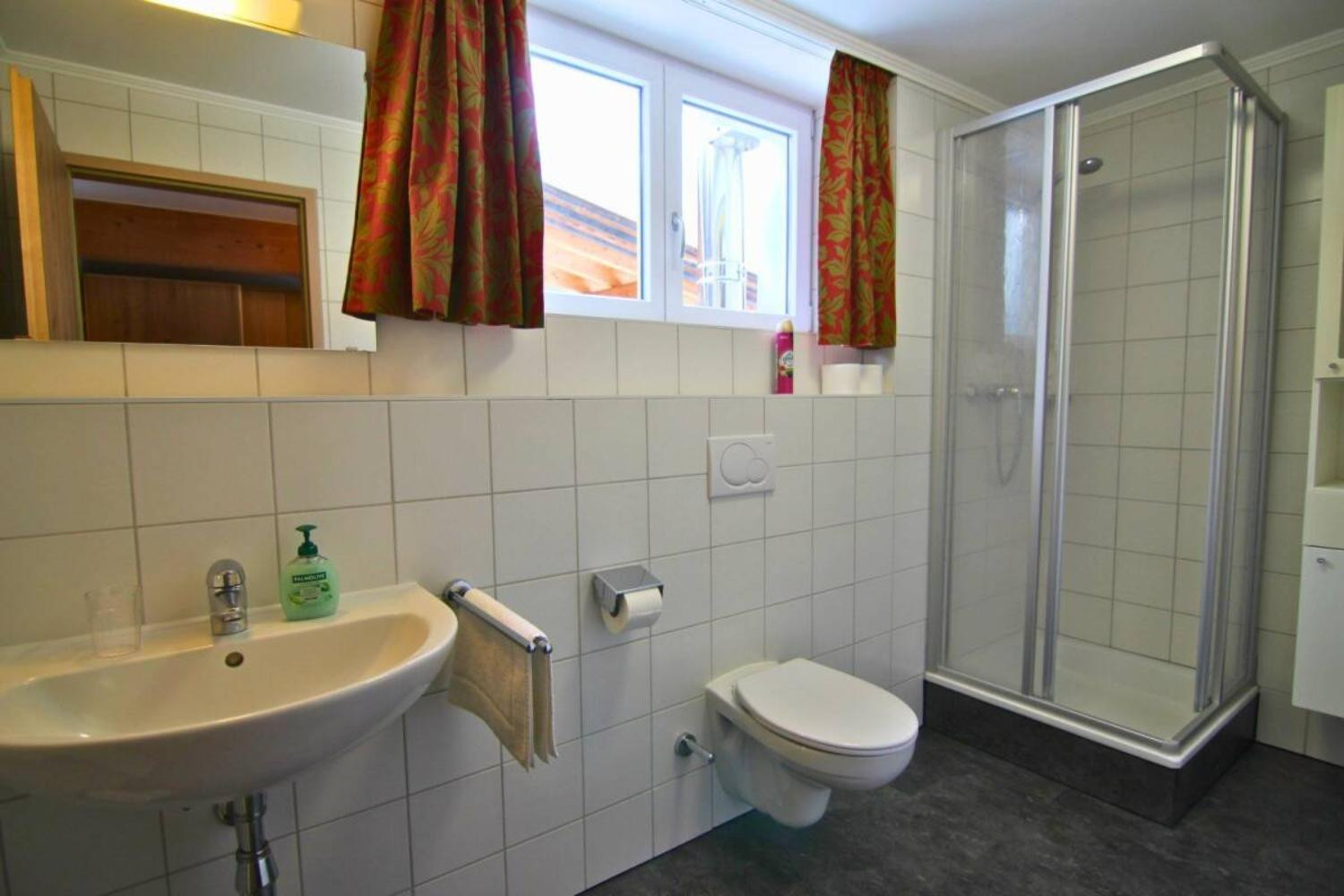 08-scalewidthwzeymdbd-catered-chalet-christiane-sankt-anton-douche-1466832