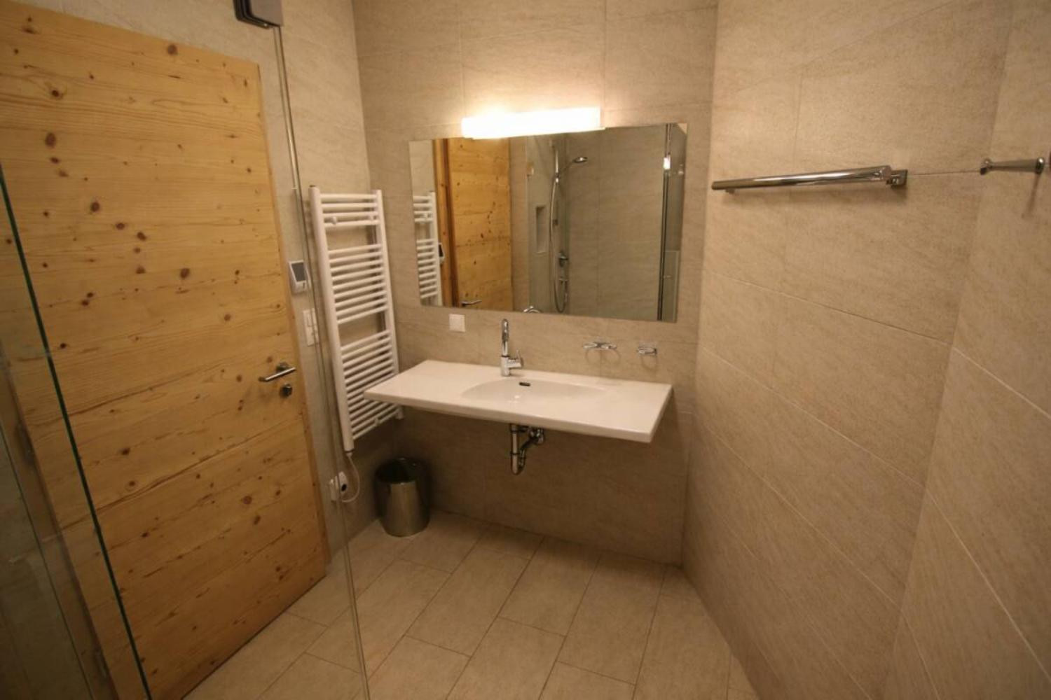 09-scalewidthwzeymdbd-catered-chalet-cirrus-sankt-anton-badkamer-1466869