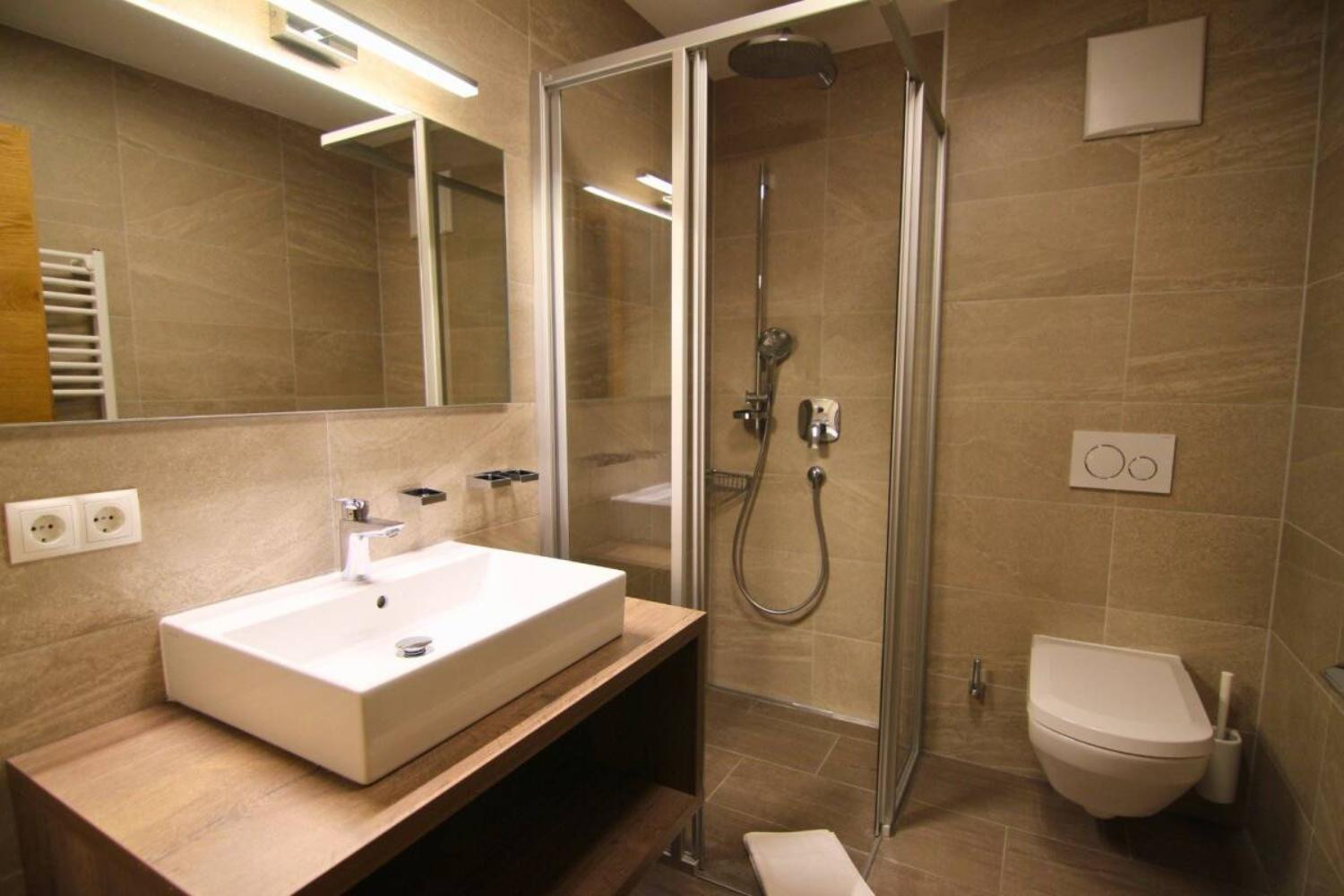 09-scalewidthwzeymdbd-catered-chalet-crystal-sankt-anton-douche-1466884
