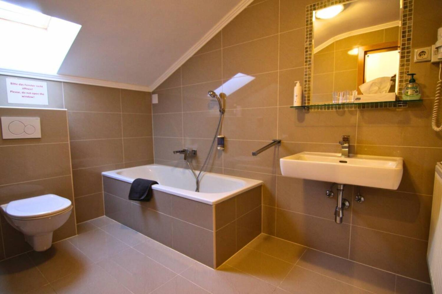 09-scalewidthwzeymdbd-catered-chalet-serfaus-tirolerhof-badkamer-met-bad-1467263