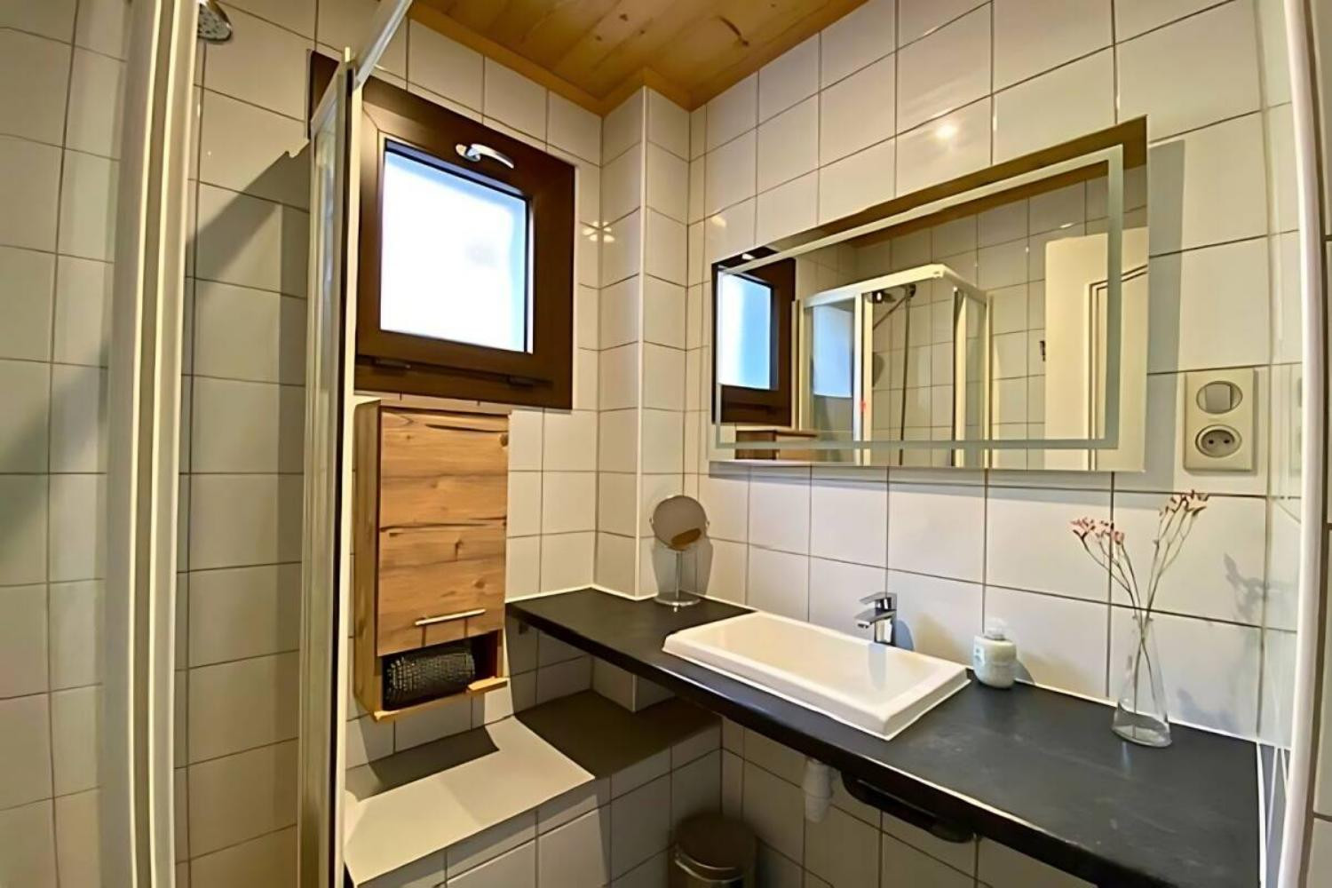 10-chalet-chelmer-morzine-tweepersoonskamer-badkamer-scalewidthwzeymdbd-1466618