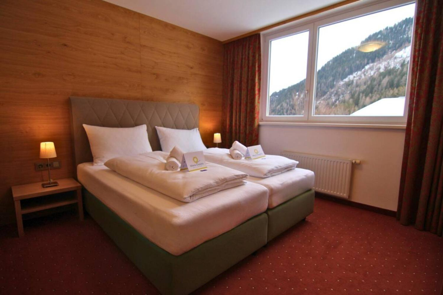 10-scalewidthwzeymdbd-catered-chalet-christiane-sankt-anton-tweepersoonskamer-met-uitzicht-1466833