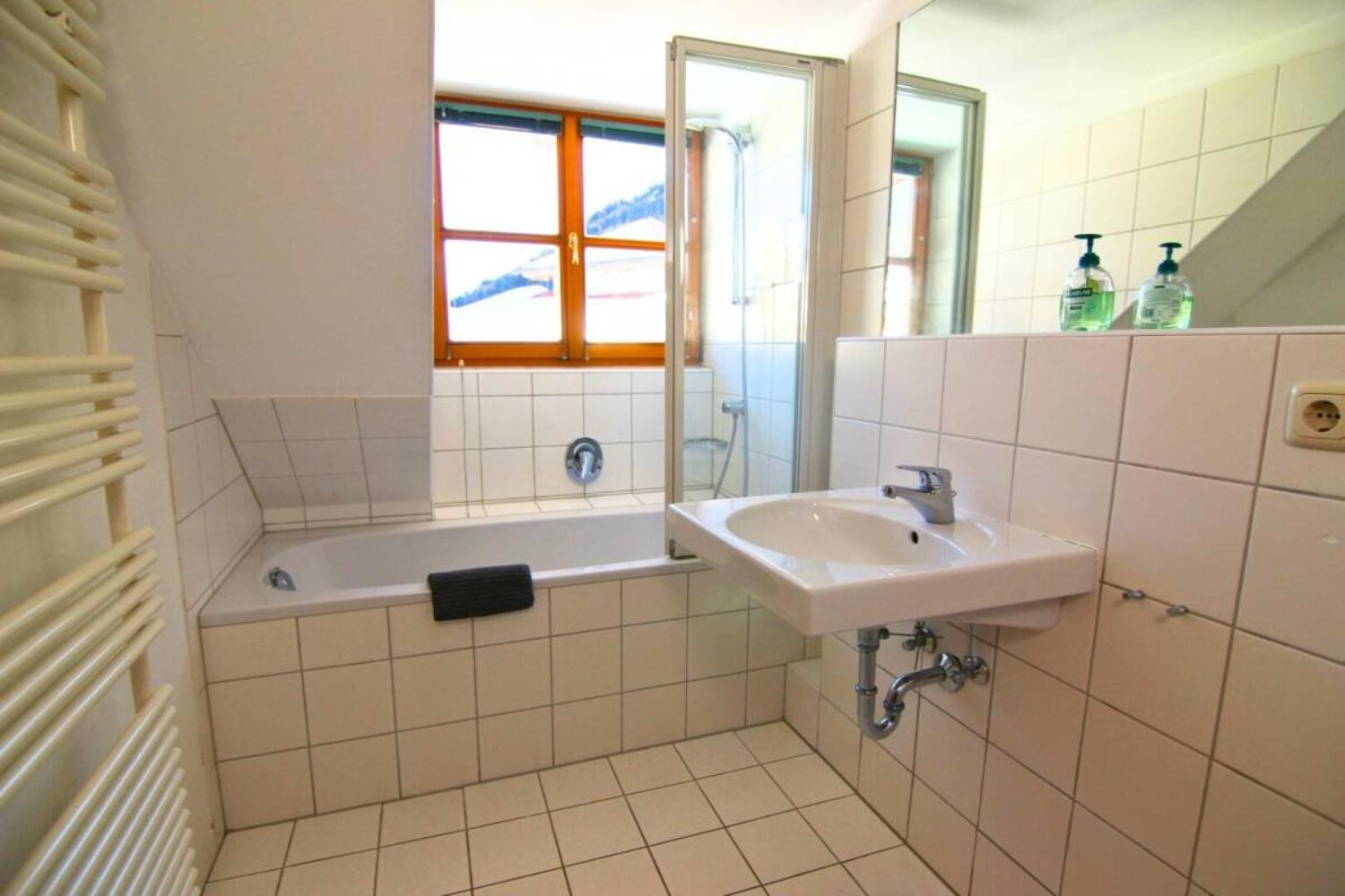 10-scalewidthwzeymdbd-catered-chalet-levett-sankt-anton-douche-2-1467124