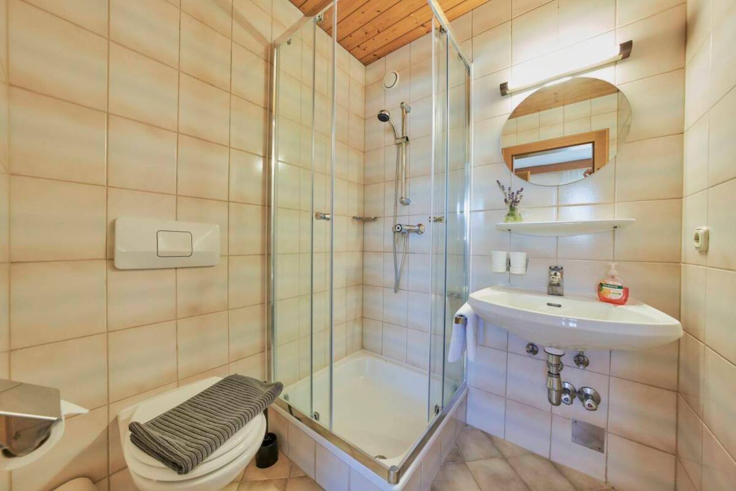 10-scalewidthwzeymdbd-catered-chalet-sonnwend-fieberbrunn-badkamer-drie-personen-1467224 10-scalewidthwzeymdbd-catered-chalet-sonnwend-fieberbrunn-badkamer-drie-personen-1467224