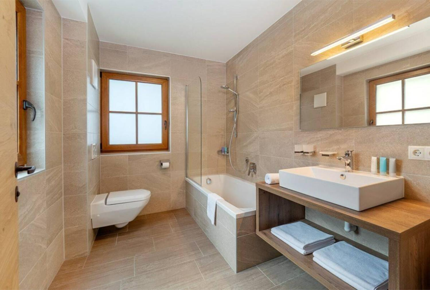 11-scalewidthwzeymdbd-catered-chalet-crystal-sankt-anton-badkamer-met-ligbad-1466886