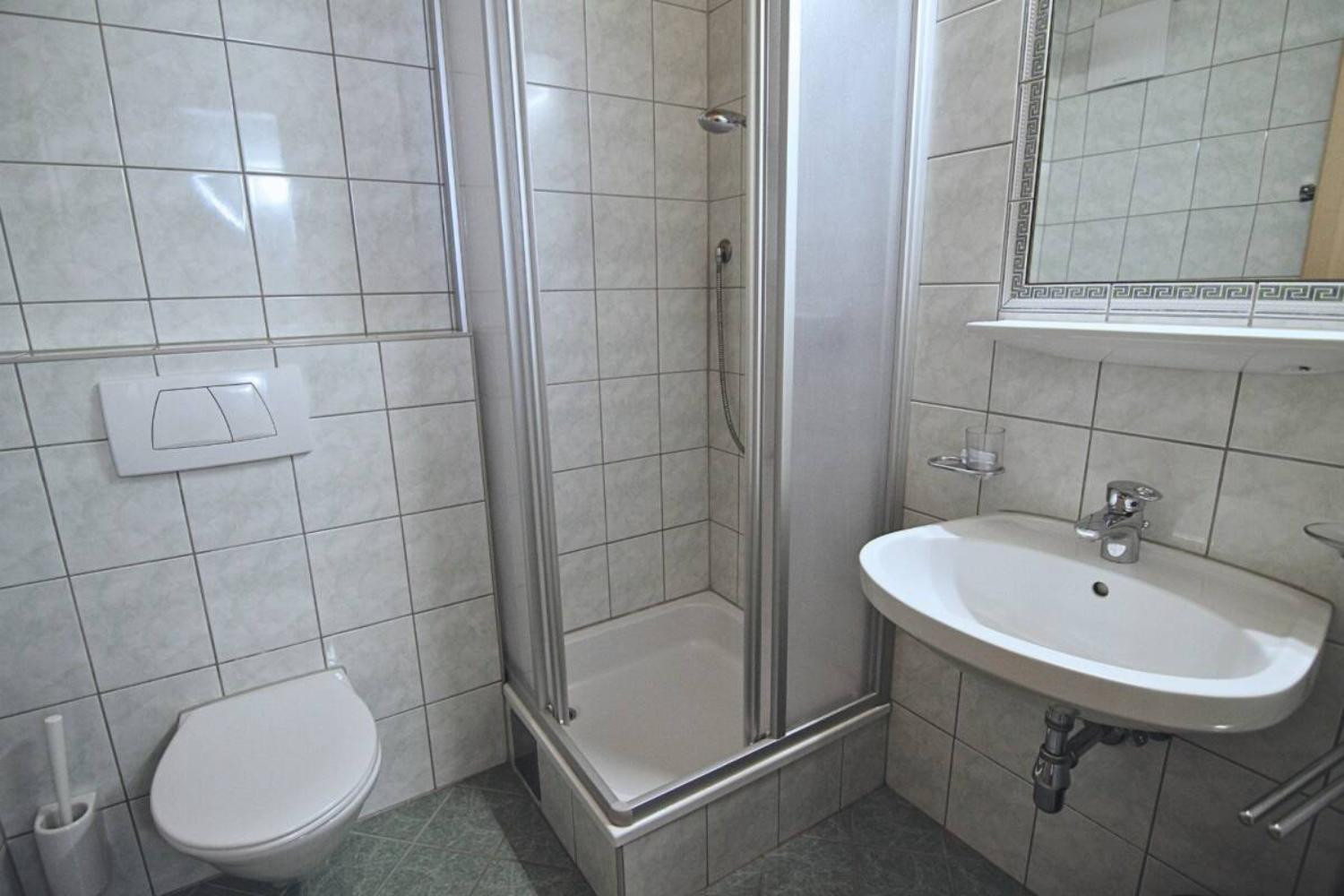 12-scalewidthwzeymdbd-catered-chalet-eisfall-sankt-anton-badkamer-1466938