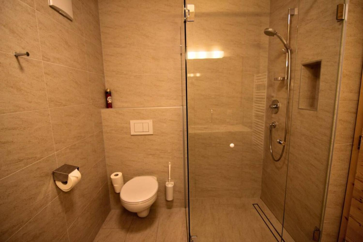 12-scalewidthwzeymdbd-catered-chalet-stratus-sankt-anton-ensuite-badkamer-1467250 12-scalewidthwzeymdbd-catered-chalet-stratus-sankt-anton-ensuite-badkamer-1467250