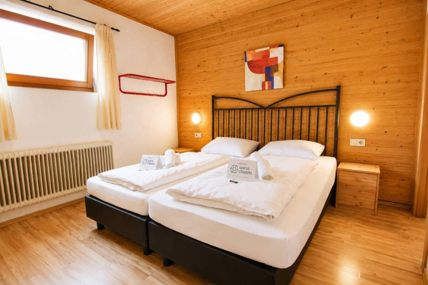 13-scalewidthwzeymdbd-catered-chalet-alber-sankt-anton-slaapkamer-met-houten-tinten-1466740