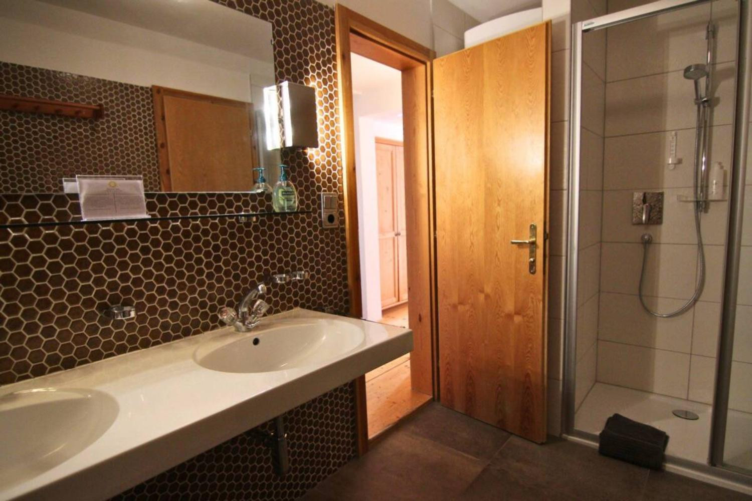13-scalewidthwzeymdbd-catered-chalet-levett-sankt-anton-badkamer-1467127