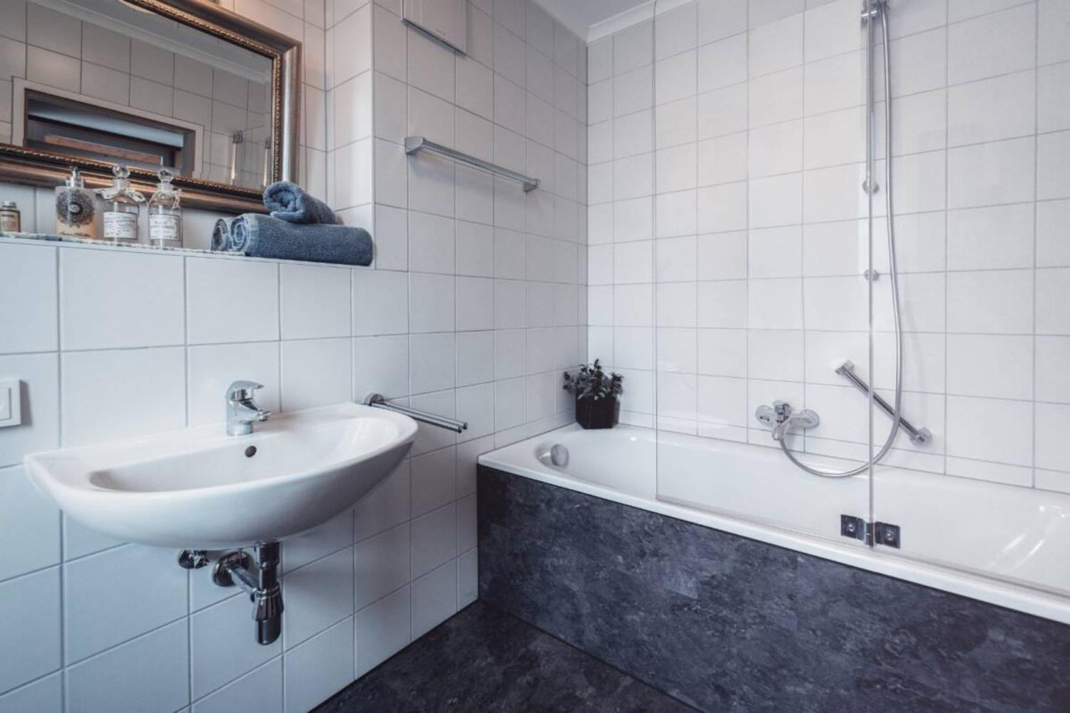 14-scalewidthwzeymdbd-catered-chalet-christiane-sankt-anton-badkamer-met-ligbad-1466838