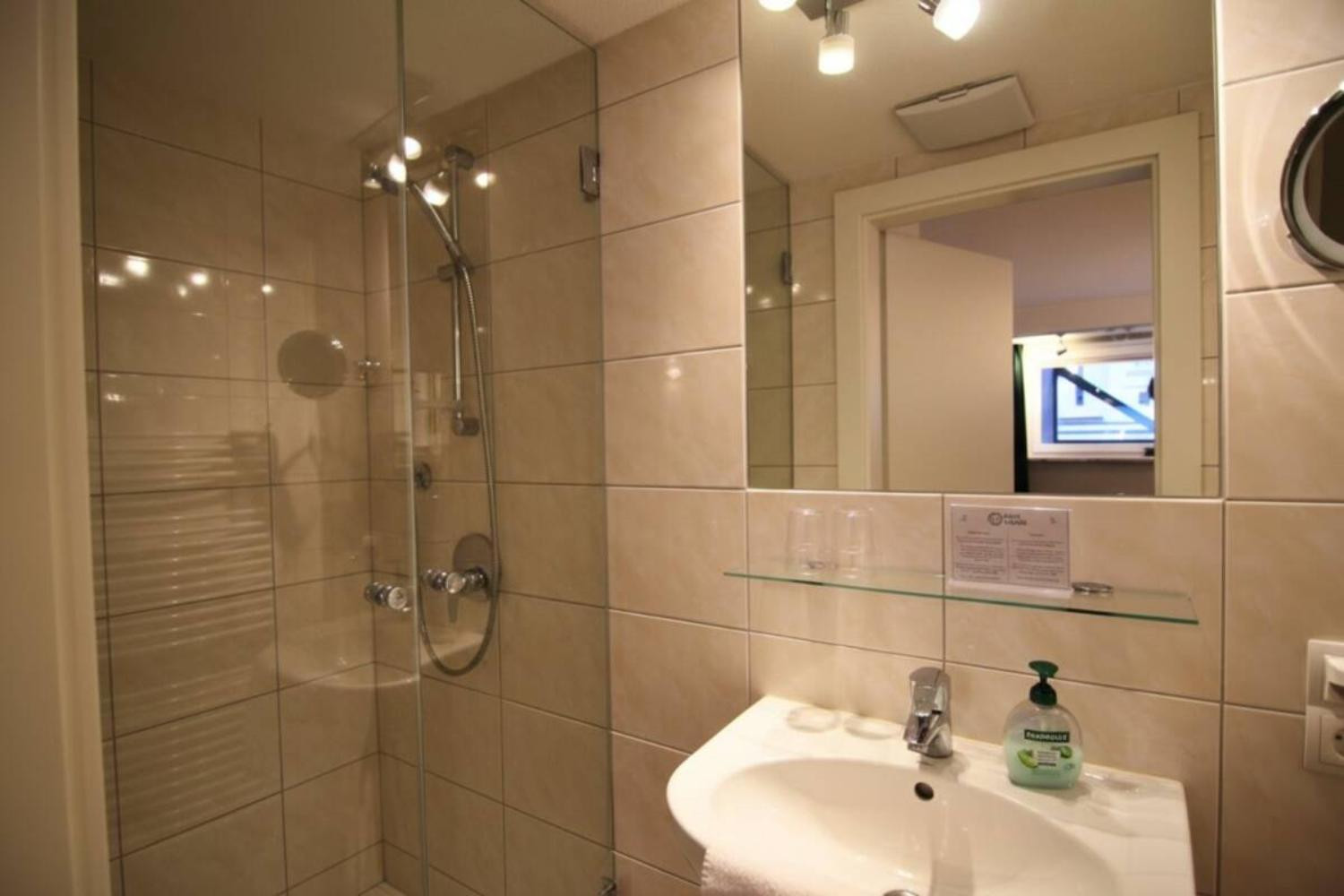 14-scalewidthwzeymdbd-catered-chalet-hans-sankt-anton-badkamer-1467036