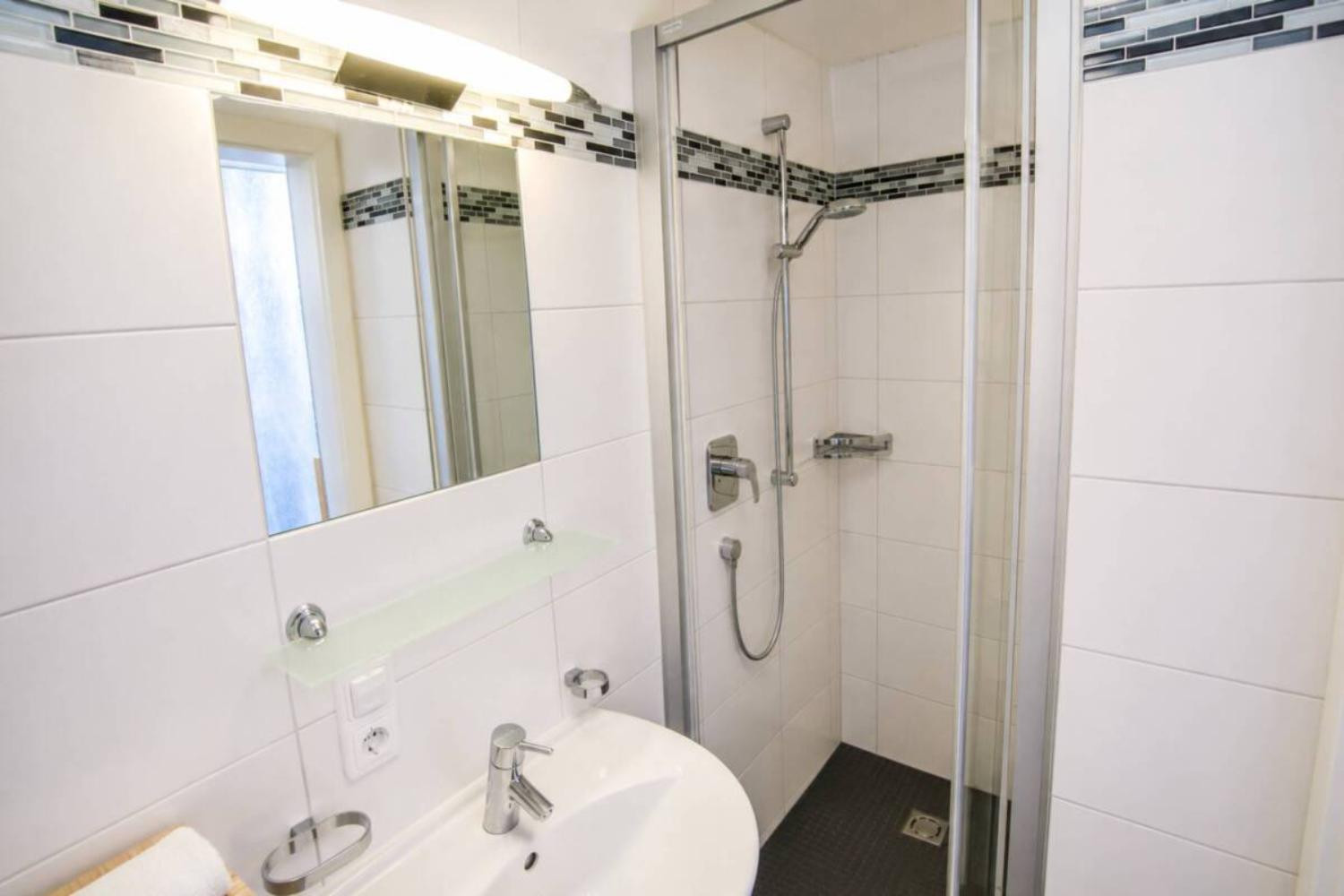 17-scalewidthwzeymdbd-catered-chalet-alber-sankt-anton-badkamer-twee-personen-1466743