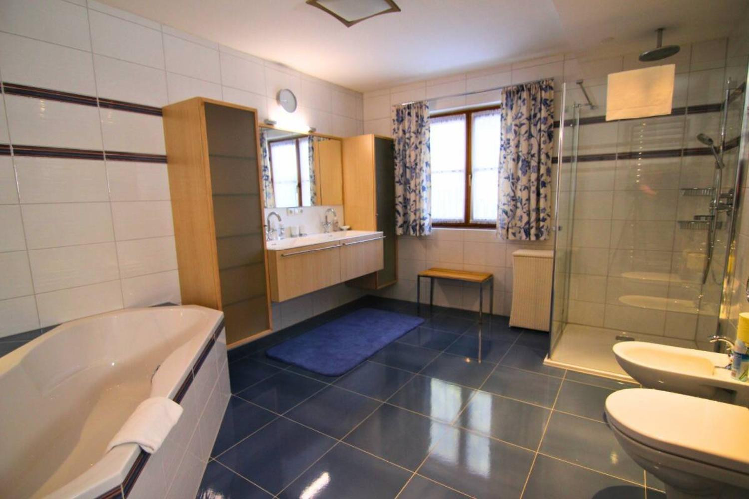 17-scalewidthwzeymdbd-catered-chalet-anna-maria-sankt-anton-grote-badkamer-1466821