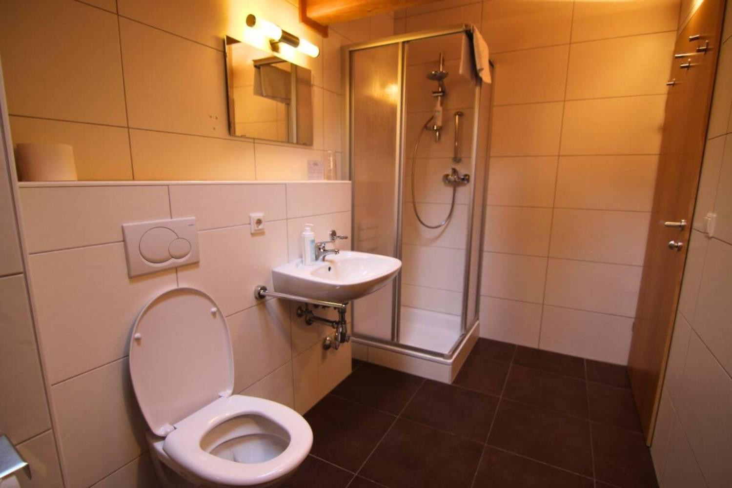 18-scalewidthwzeymdbd-catered-chalet-gabl-sankt-anton-ruime-badkamer-1466998