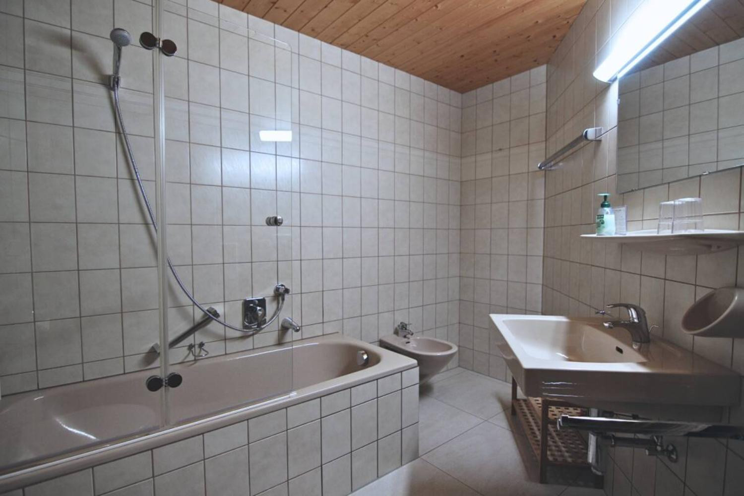 18-scalewidthwzeymdbd-catered-chalet-gretl-serfaus-badkamer-met-bad-1467020 18-scalewidthwzeymdbd-catered-chalet-gretl-serfaus-badkamer-met-bad-1467020