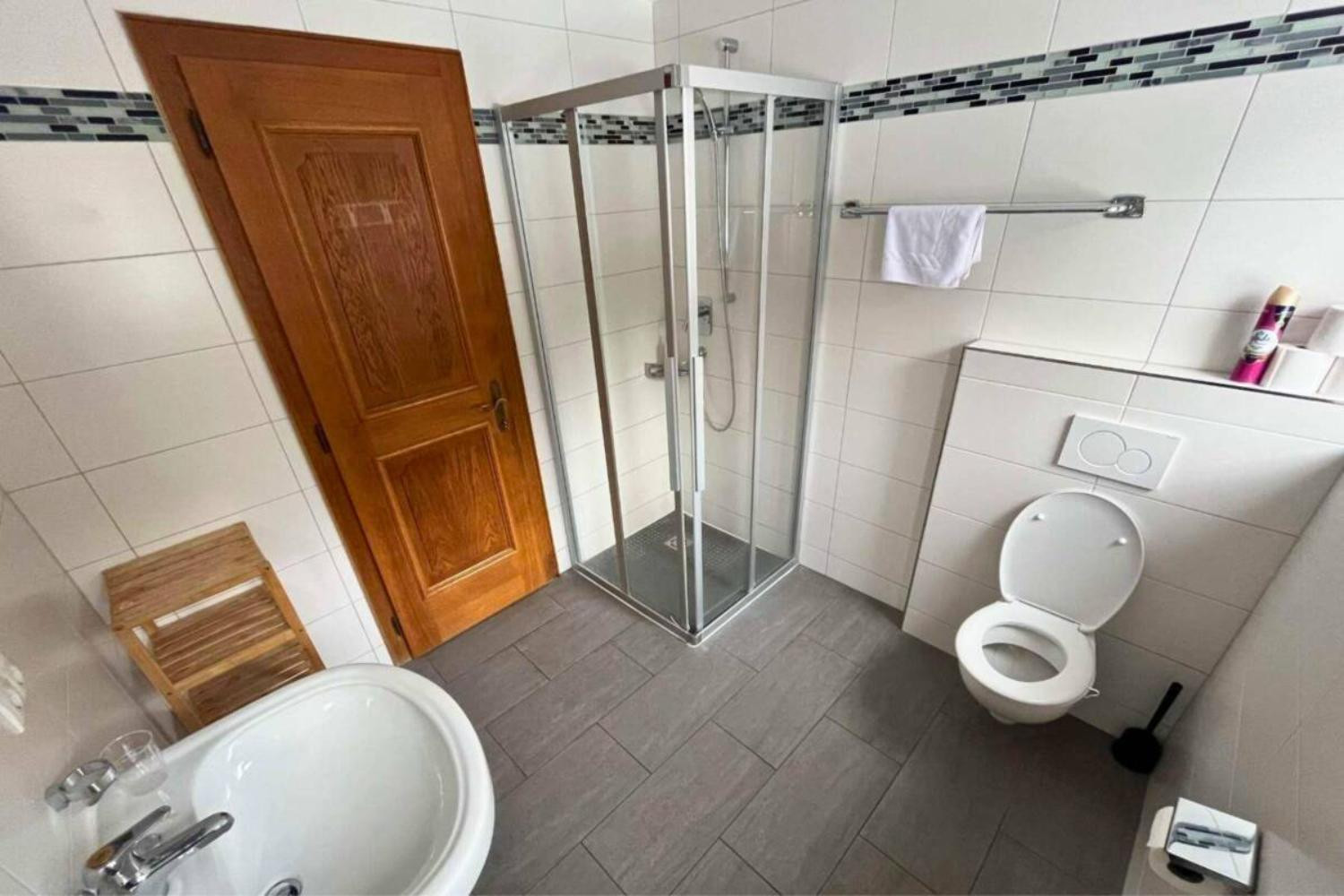 20-scalewidthwzeymdbd-catered-chalet-alber-ski-arlberg-badkamer-1466747